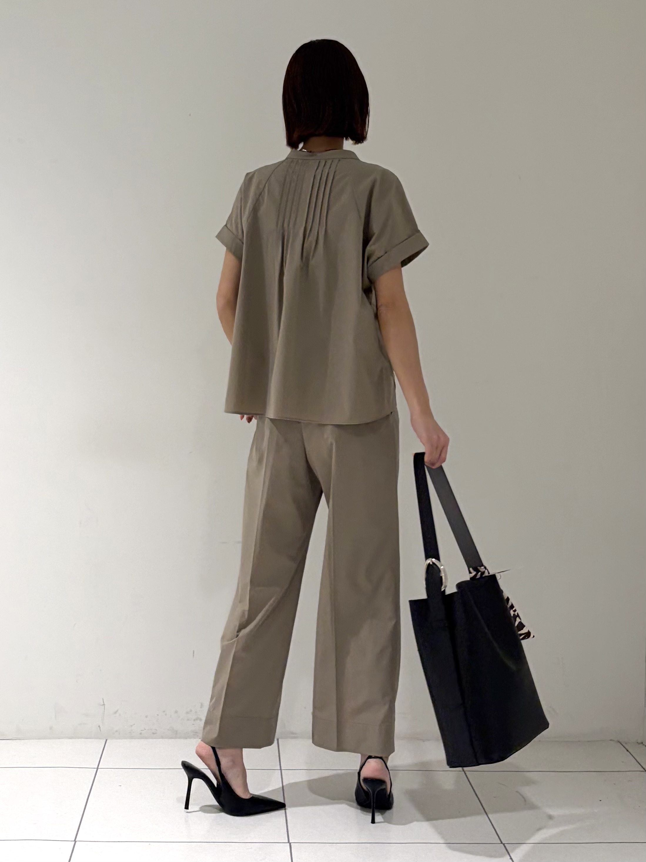 shioriさんの「INDIVI｜【撥水／UVケア／SETUP可能】軽量タックスキッパーブラウス」を使ったコーディネート