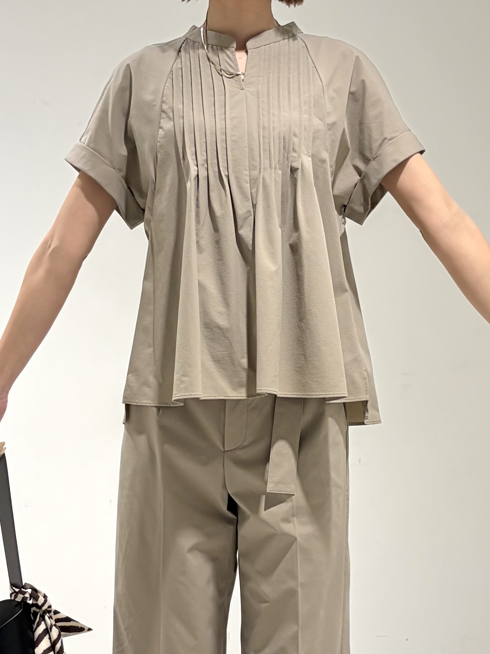 shioriさんの「INDIVI｜【撥水／UVケア／SETUP可能】軽量タックスキッパーブラウス」を使ったコーディネート
