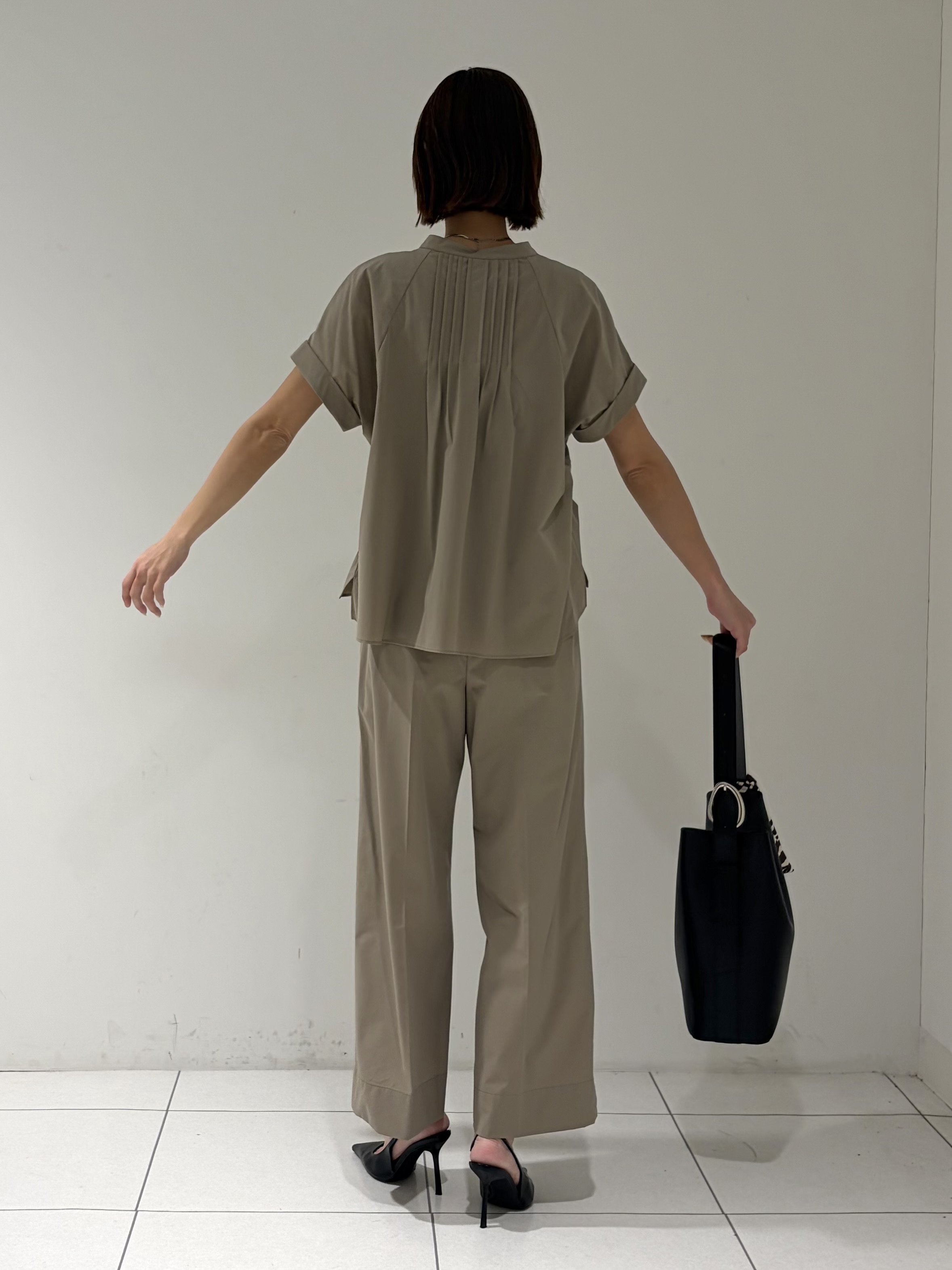 shioriさんの「INDIVI｜【撥水／UVケア／SETUP可能】軽量タックスキッパーブラウス」を使ったコーディネート