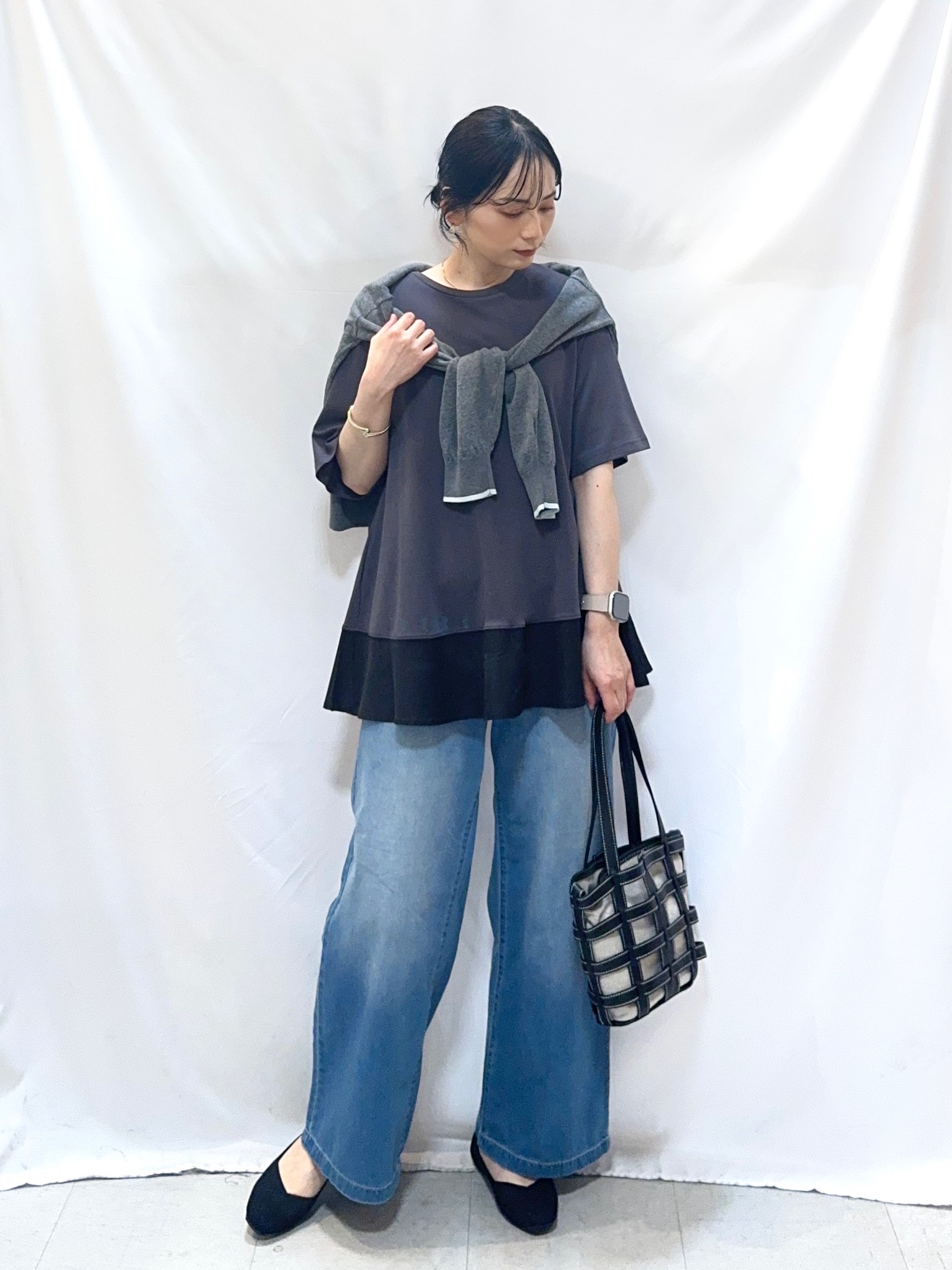 𝐇𝐢𝐫𝐨𝐦𝐢さんの「SHOO･LA･RUE｜【ひんやり/UV/抗菌防臭】体型カバーも叶う 裾切り替えAライントップス」を使ったコーディネート