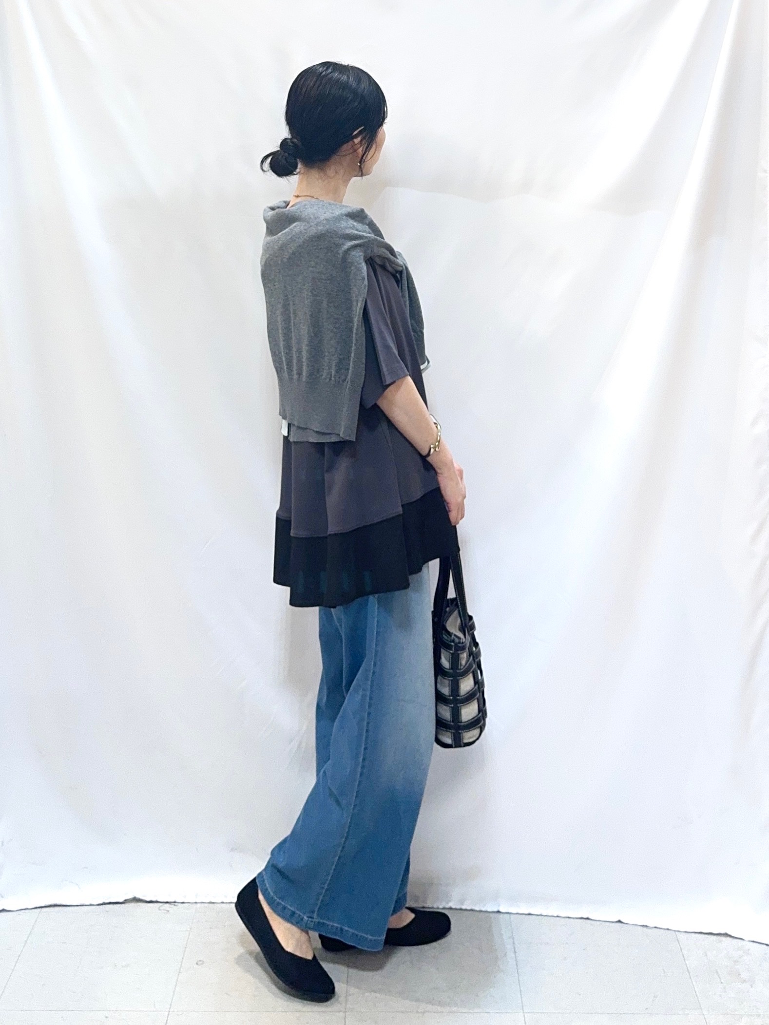 𝐇𝐢𝐫𝐨𝐦𝐢さんの「SHOO･LA･RUE｜【ひんやり/UV/抗菌防臭】体型カバーも叶う 裾切り替えAライントップス」を使ったコーディネート