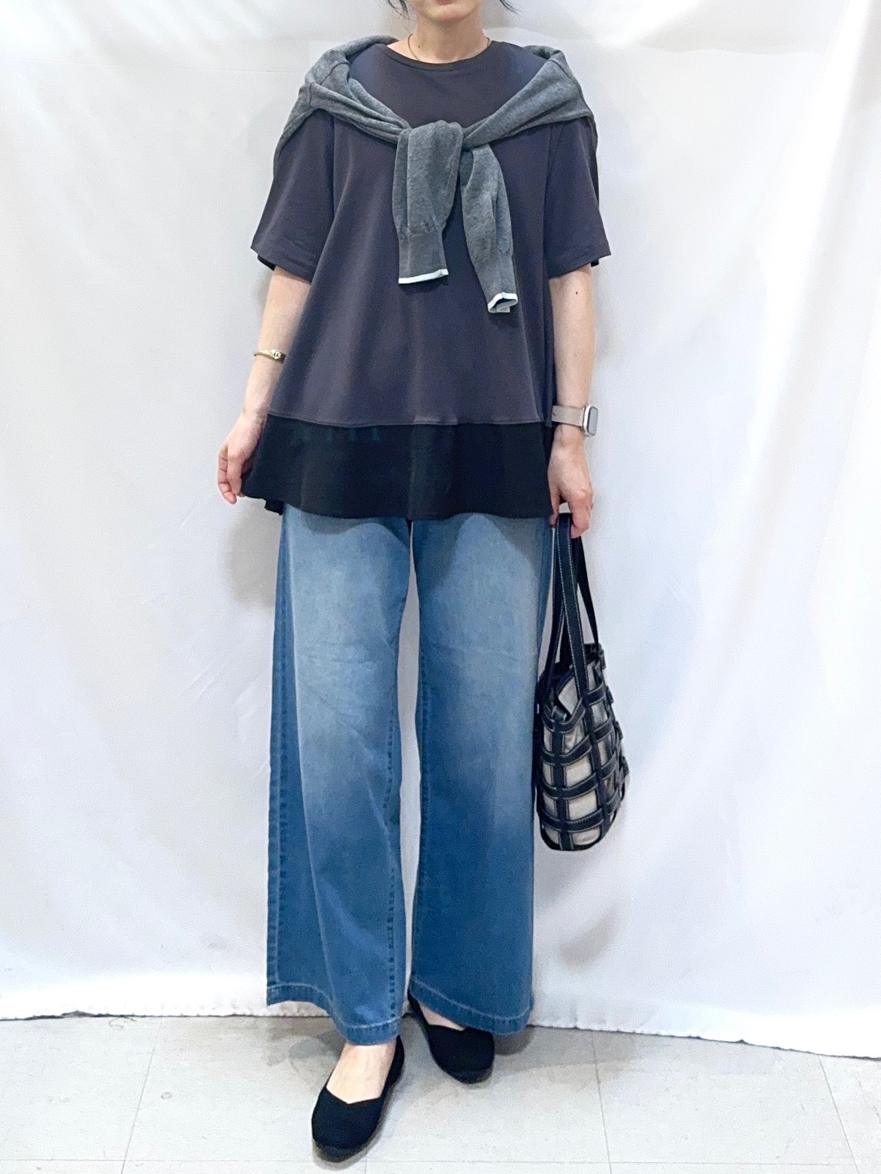 𝐇𝐢𝐫𝐨𝐦𝐢さんの「SHOO･LA･RUE｜【ひんやり/UV/抗菌防臭】体型カバーも叶う 裾切り替えAライントップス」を使ったコーディネート