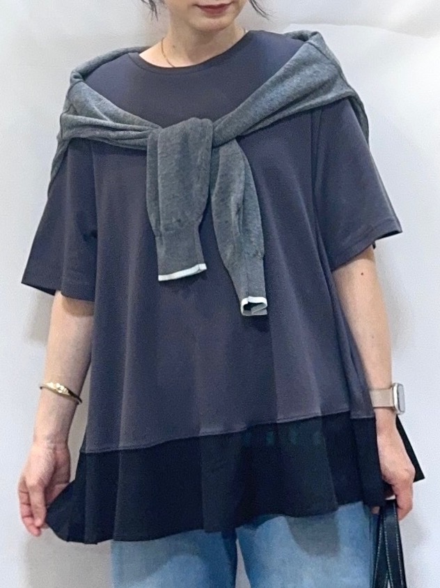 𝐇𝐢𝐫𝐨𝐦𝐢さんの「SHOO･LA･RUE｜【ひんやり/UV/抗菌防臭】体型カバーも叶う 裾切り替えAライントップス」を使ったコーディネート