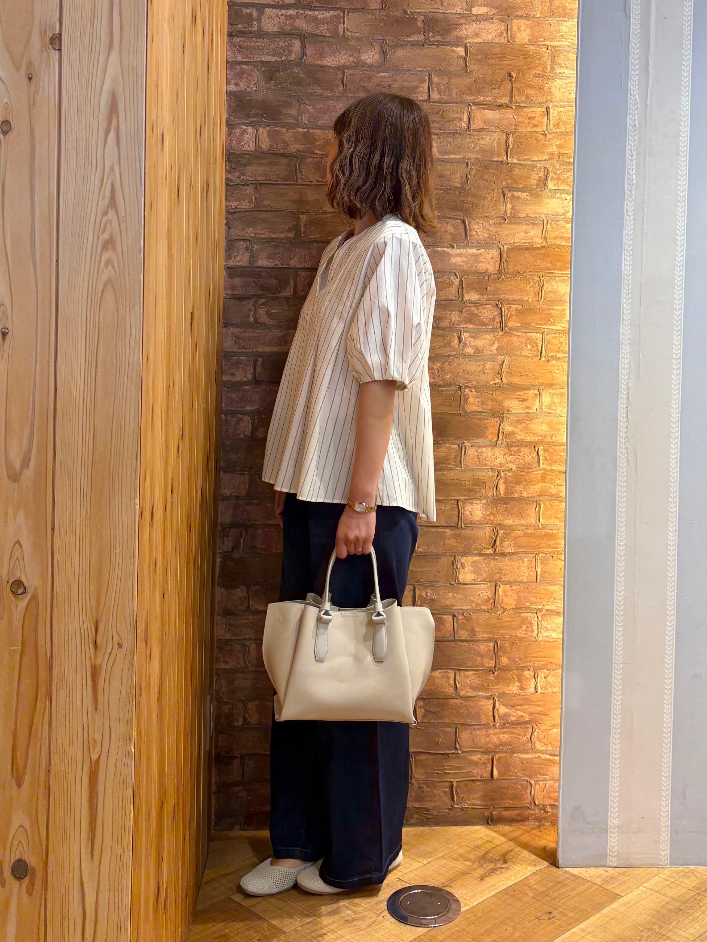 mieさんの「SHOO･LA･RUE｜【高レビュー/洗濯後しわになりにくい/インせず着られる】自然に体型カバー 麻調ペプラムブラウス」を使ったコーディネート