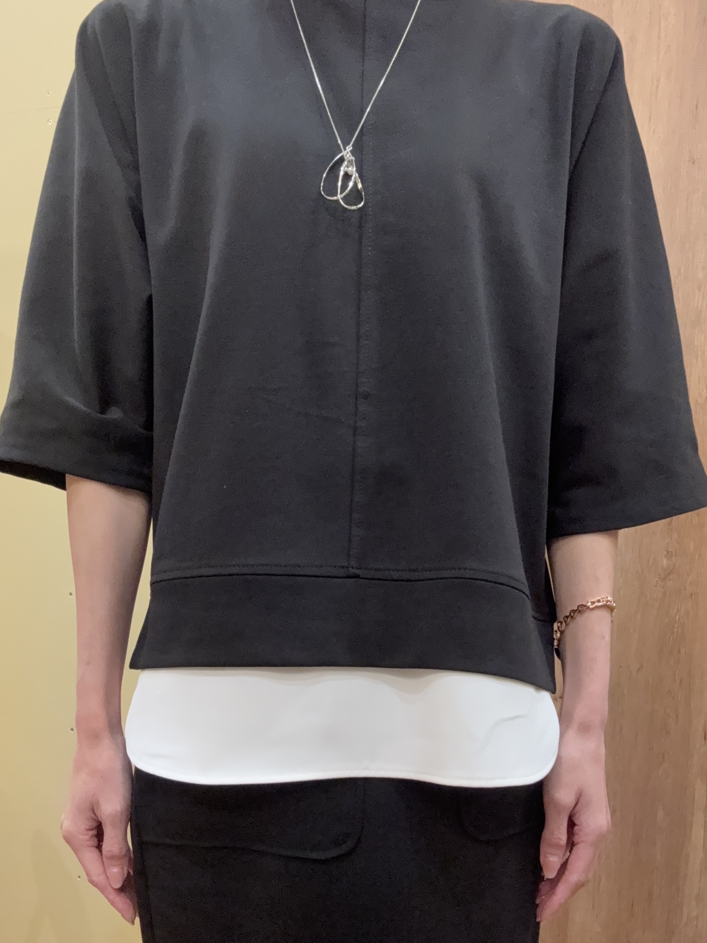 Ayakoさんの「grove｜【時短コーデ】シルキーポンチレイヤード風セットアップ」を使ったコーディネート