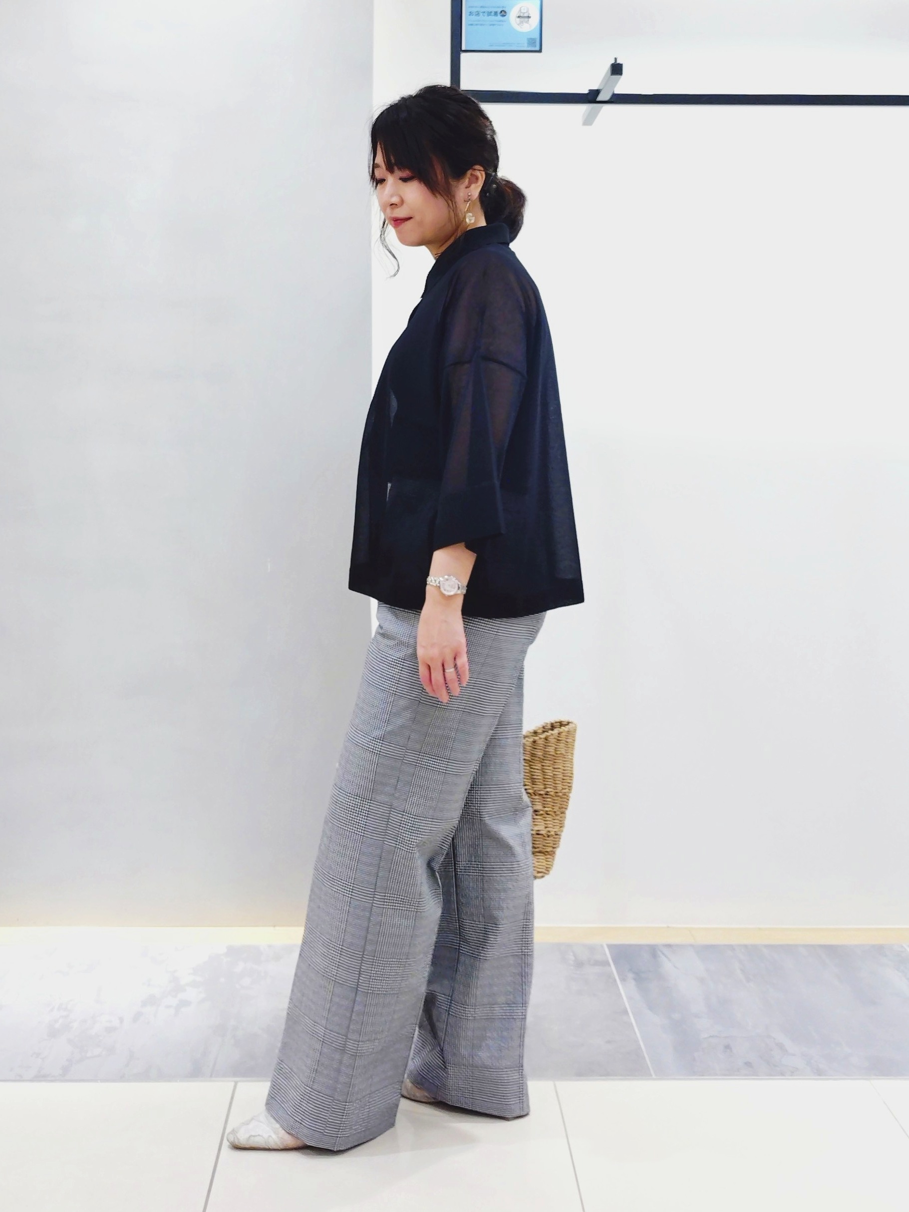 TOMOMIさんの「INDIVI｜【洗える／UVケア／SETUP可能】サッカー素材ストレートパンツ」を使ったコーディネート
