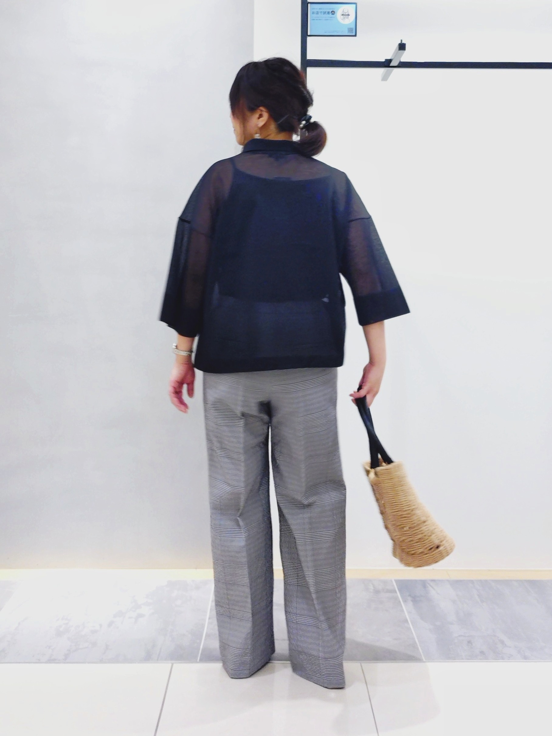 TOMOMIさんの「INDIVI｜【洗える／UVケア／SETUP可能】サッカー素材ストレートパンツ」を使ったコーディネート