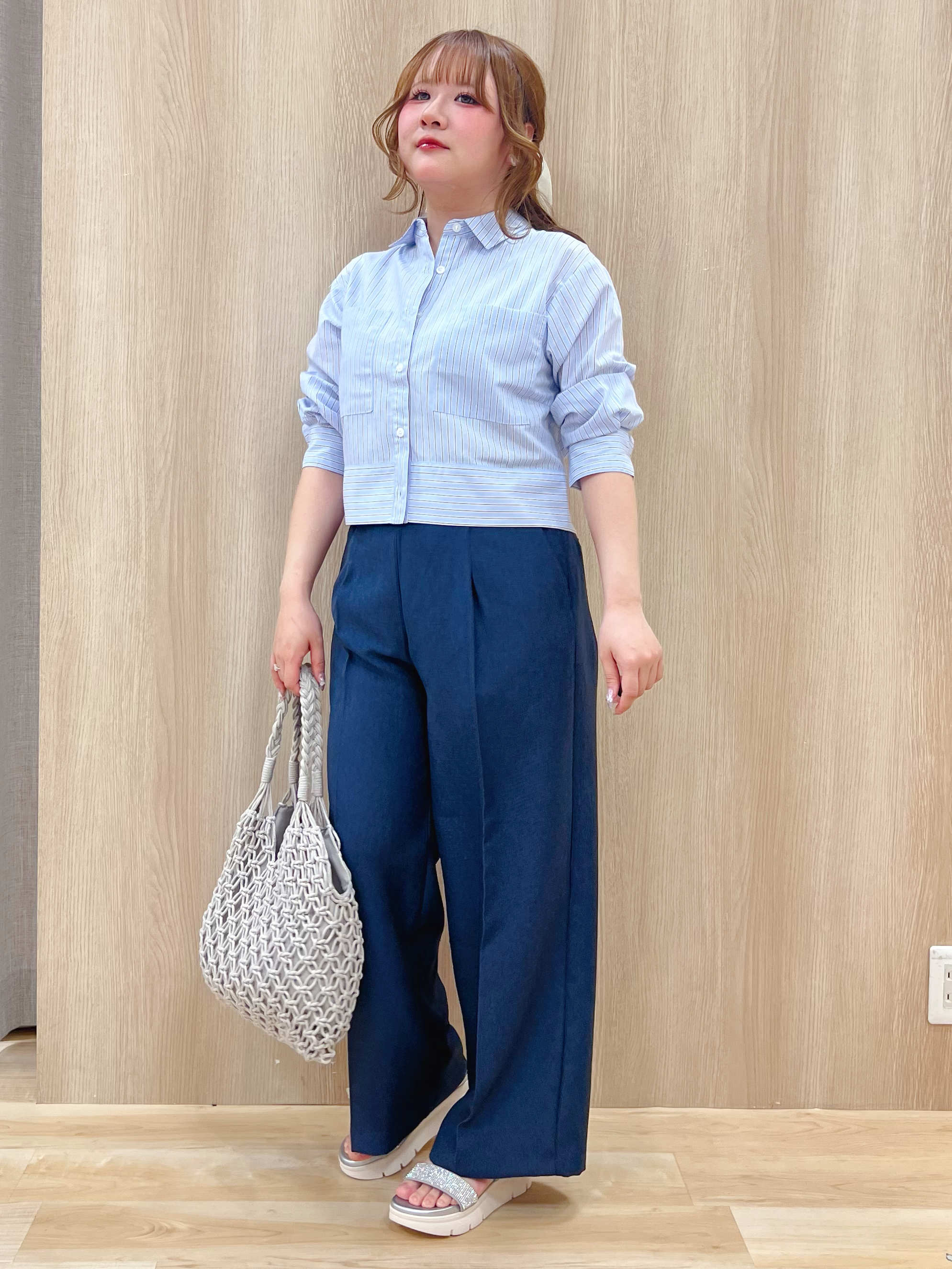 みことさんの「grove｜【貴島明日香さん着用／イージーケア／接触冷感】麻混クロップドシャツ」を使ったコーディネート