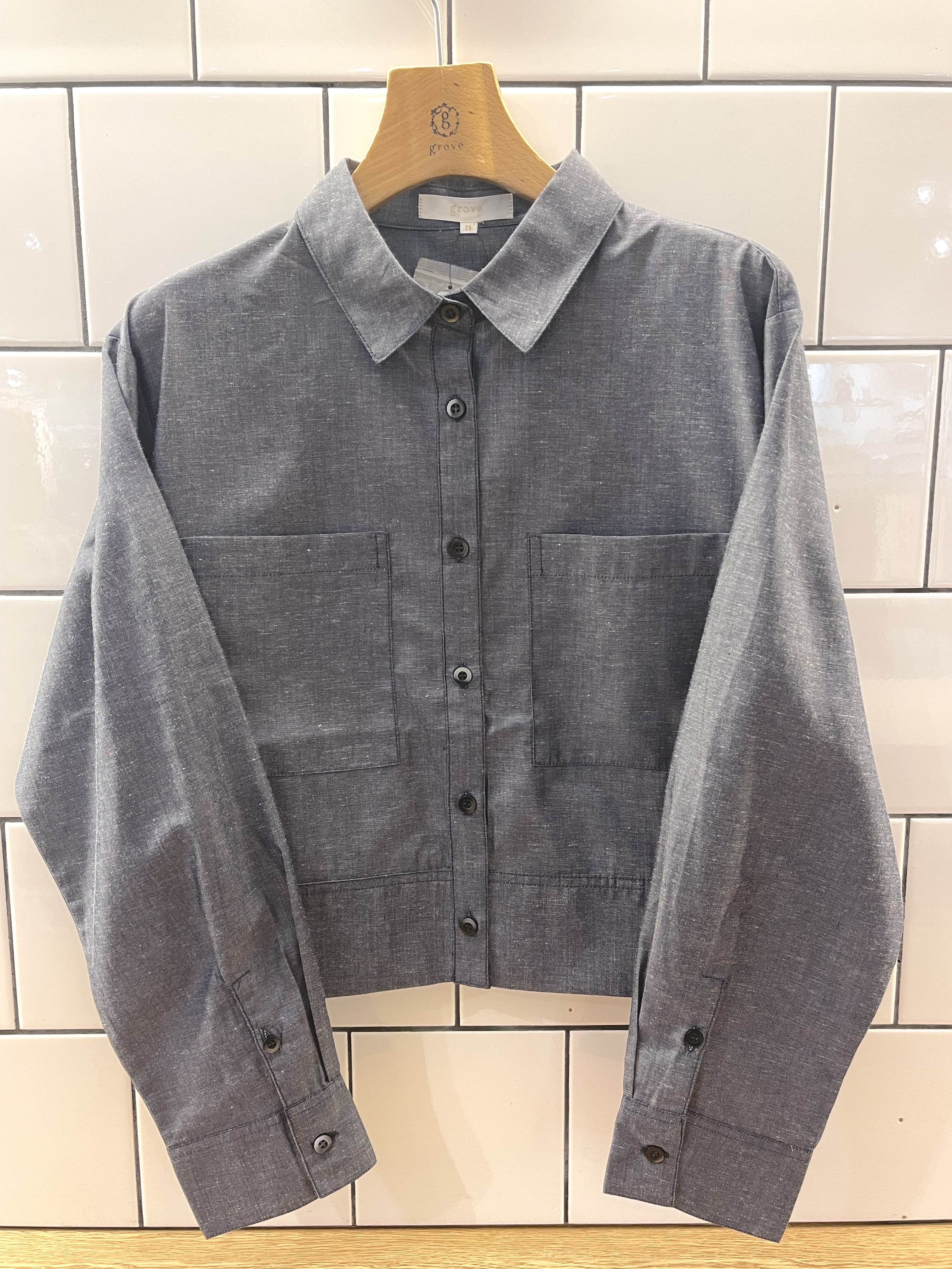eriicさんの「grove｜【貴島明日香さん着用／イージーケア／接触冷感】麻混クロップドシャツ」を使ったコーディネート