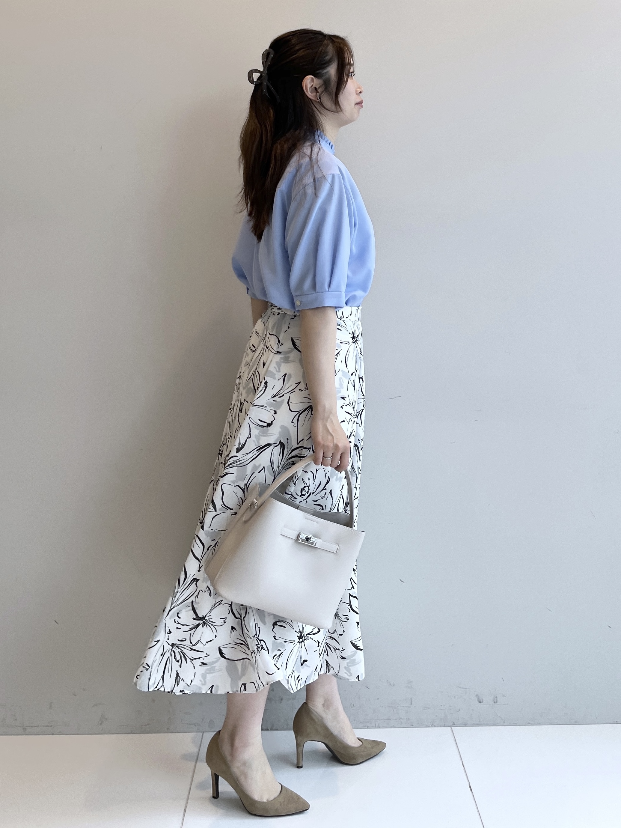 Saekoさんの「UNTITLED｜【接触冷感/通気性/洗える】スタンドカラーフリルブラウス」を使ったコーディネート
