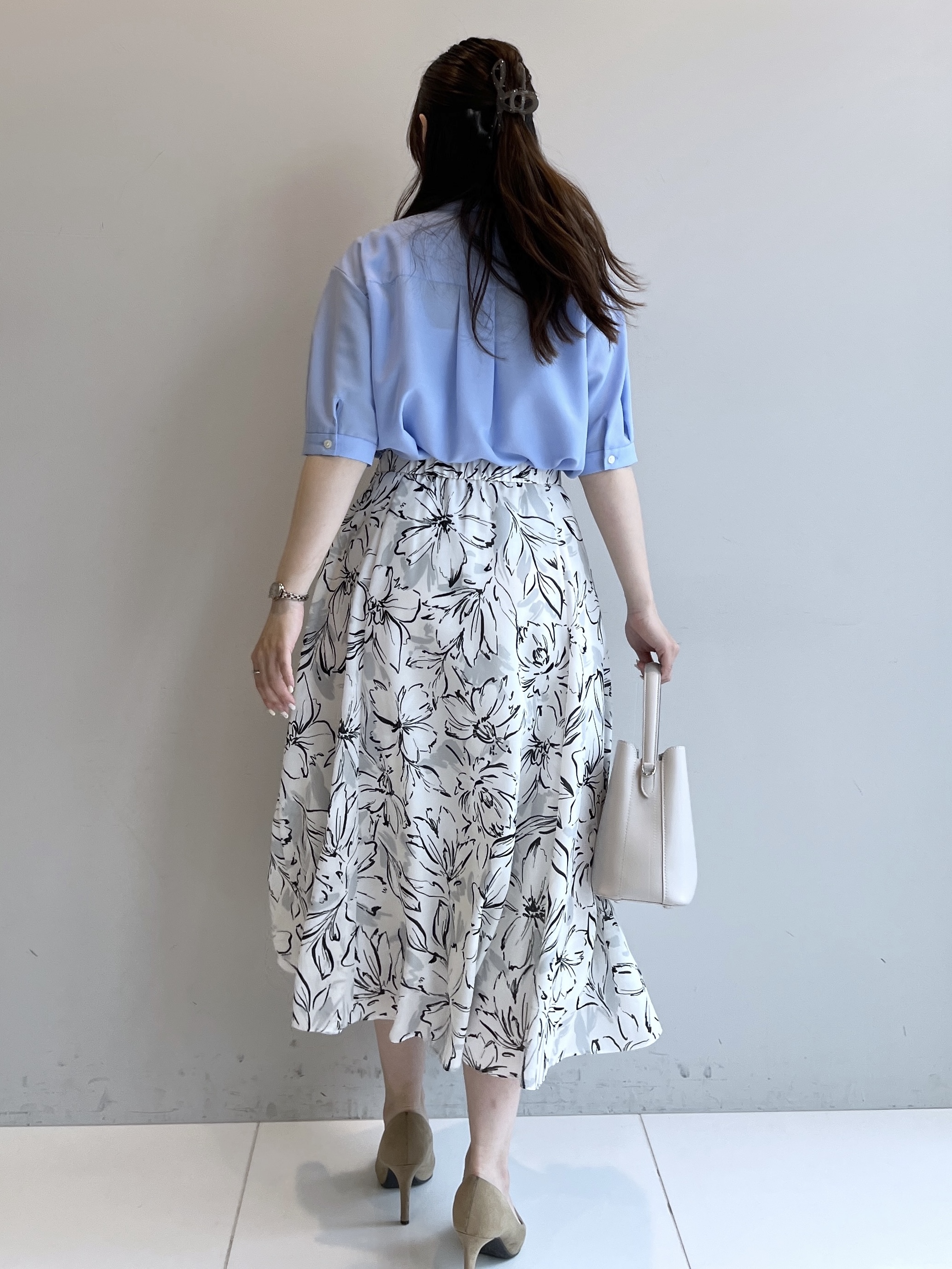 Saekoさんの「UNTITLED｜【接触冷感/通気性/洗える】スタンドカラーフリルブラウス」を使ったコーディネート