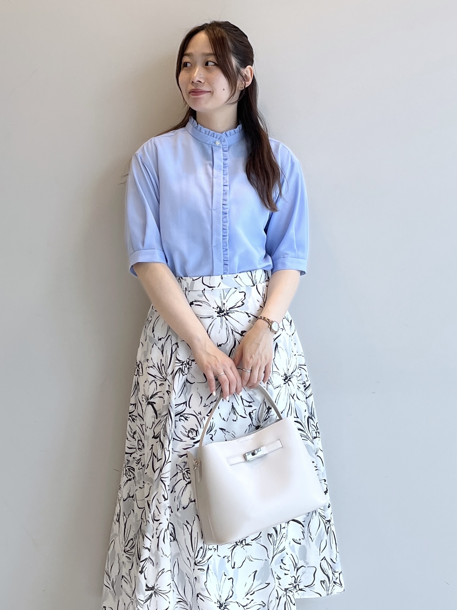 Saekoさんの「UNTITLED｜【接触冷感/通気性/洗える】スタンドカラーフリルブラウス」を使ったコーディネート