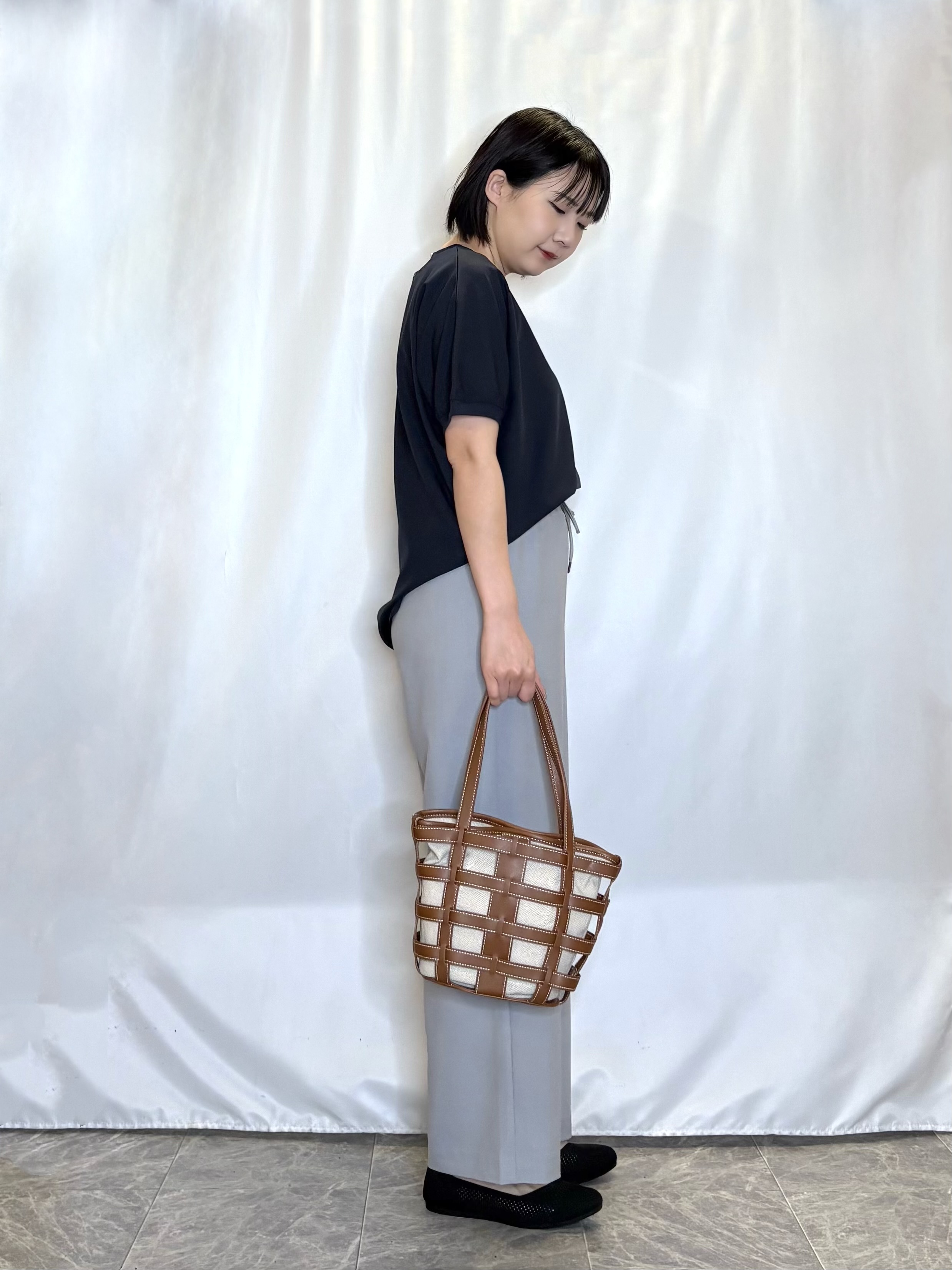 ネリさんの「SHOO･LA･RUE｜【ひんやり/洗濯後しわになりにくい】インせず着られる さらっとタッチのドルマンブラウス」を使ったコーディネート