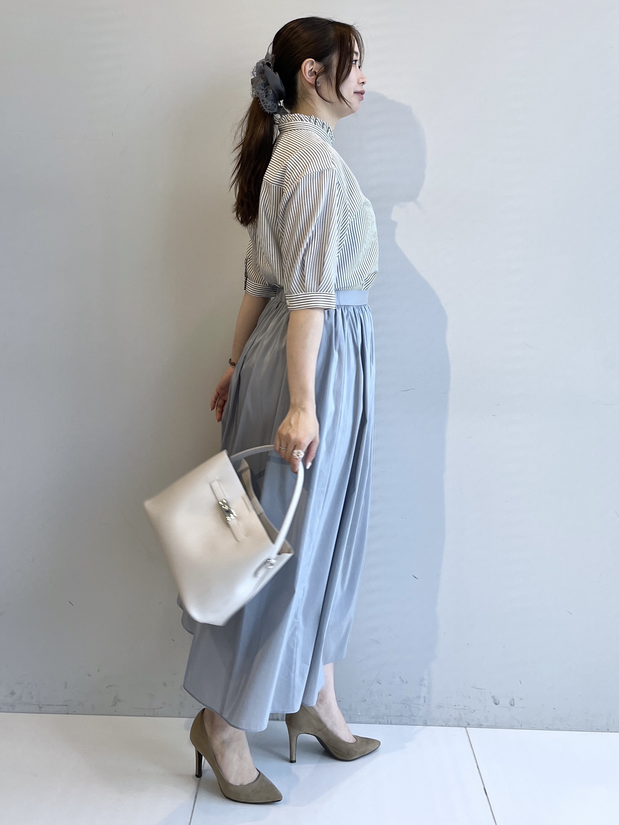 Saekoさんの「UNTITLED｜【接触冷感/通気性/洗える】スタンドカラーフリルブラウス」を使ったコーディネート