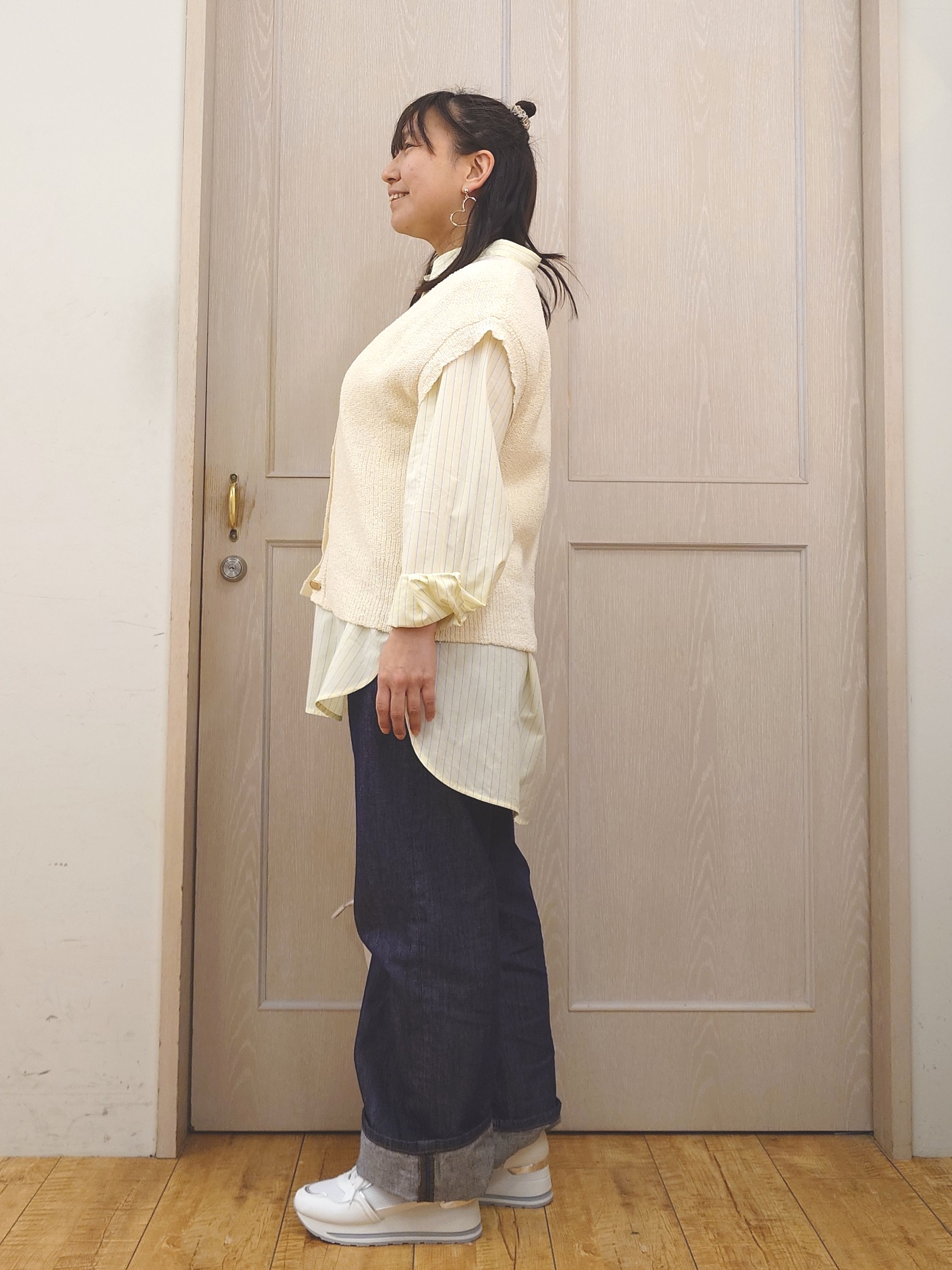 とろろさんの「SHOO･LA･RUE｜【S-LL/洗濯機可】気軽にレイヤード 前開きざっくりニットベスト」を使ったコーディネート
