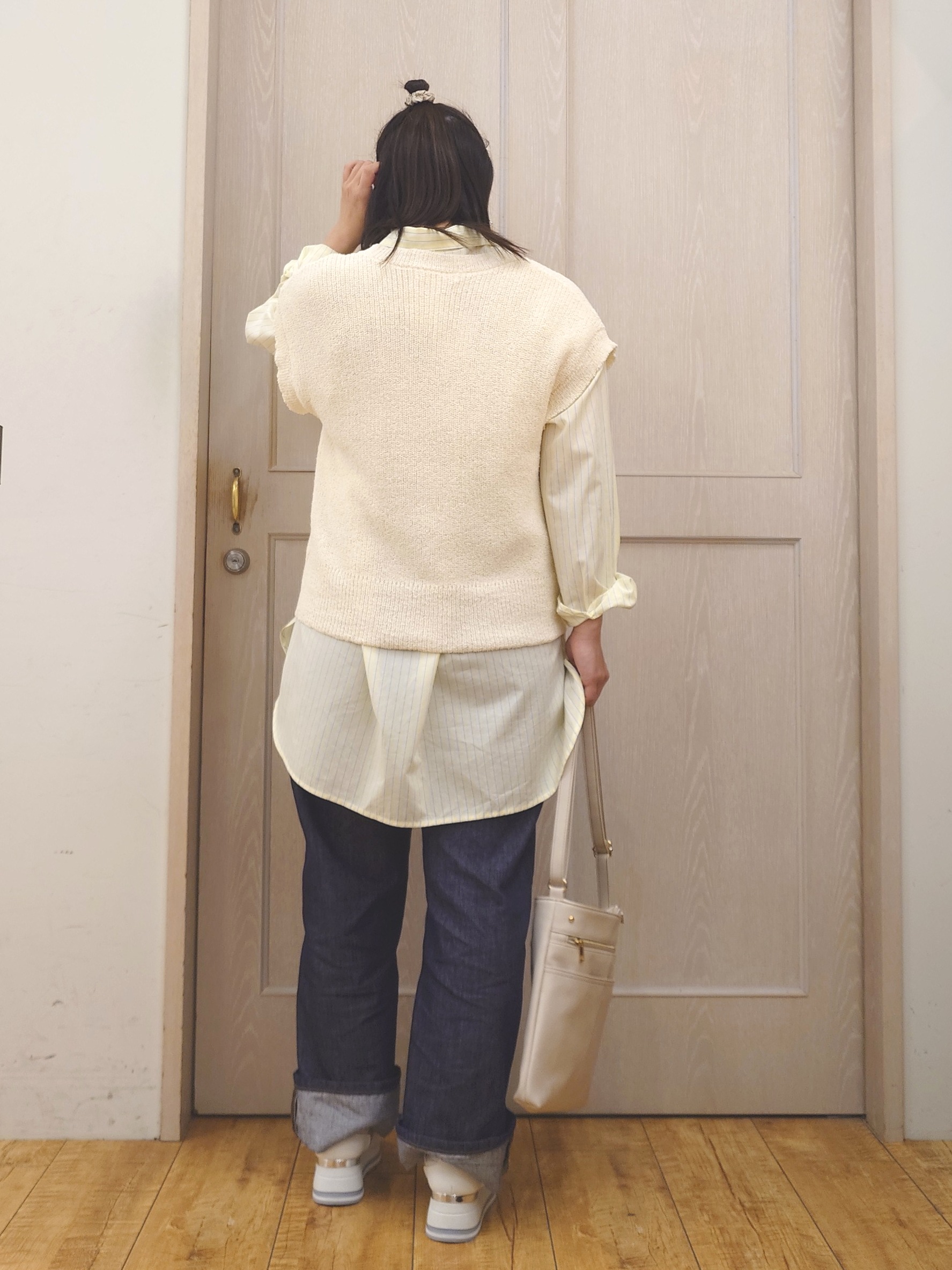 とろろさんの「SHOO･LA･RUE｜【S-LL/洗濯機可】気軽にレイヤード 前開きざっくりニットベスト」を使ったコーディネート
