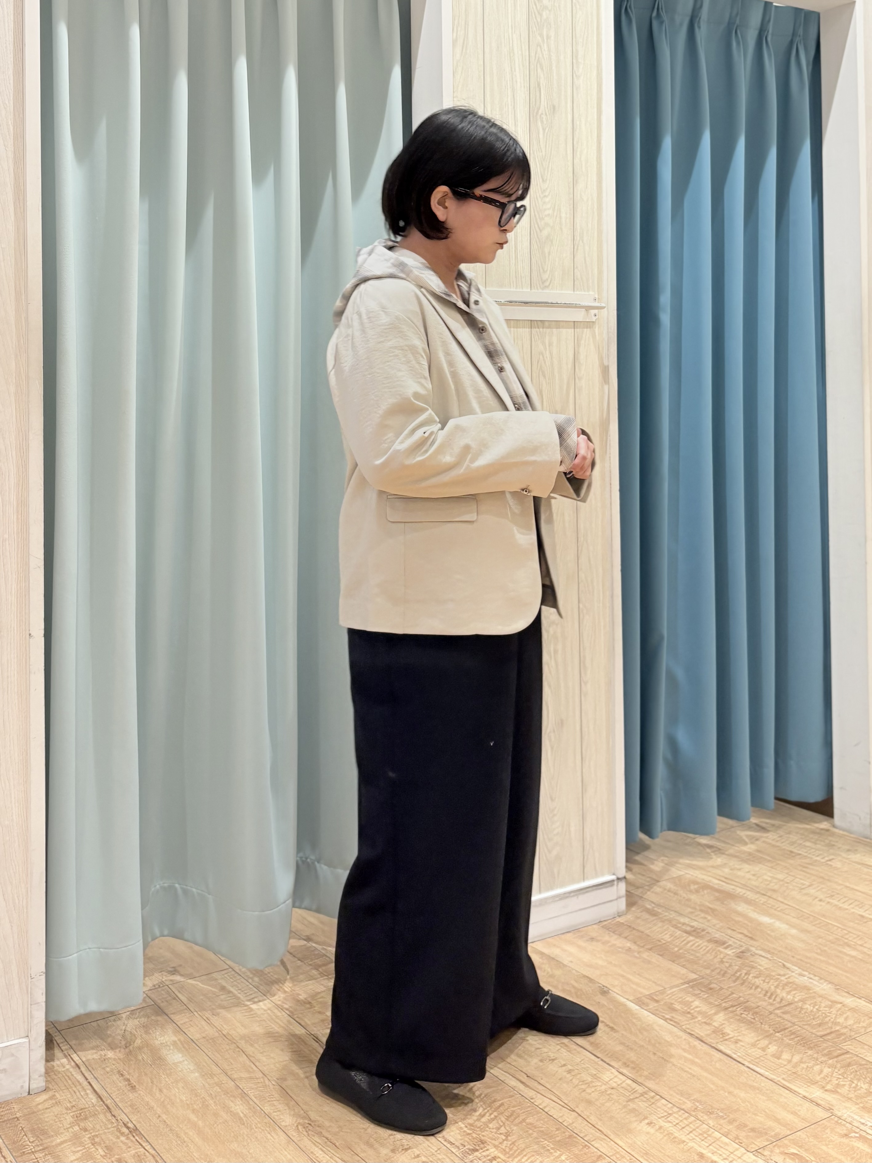 砂糖さんの「SHOO･LA･RUE｜【S-LL/セットアップ可/イージーケア/UV】オンにもオフにも 軽やかシングルジャケット」を使ったコーディネート
