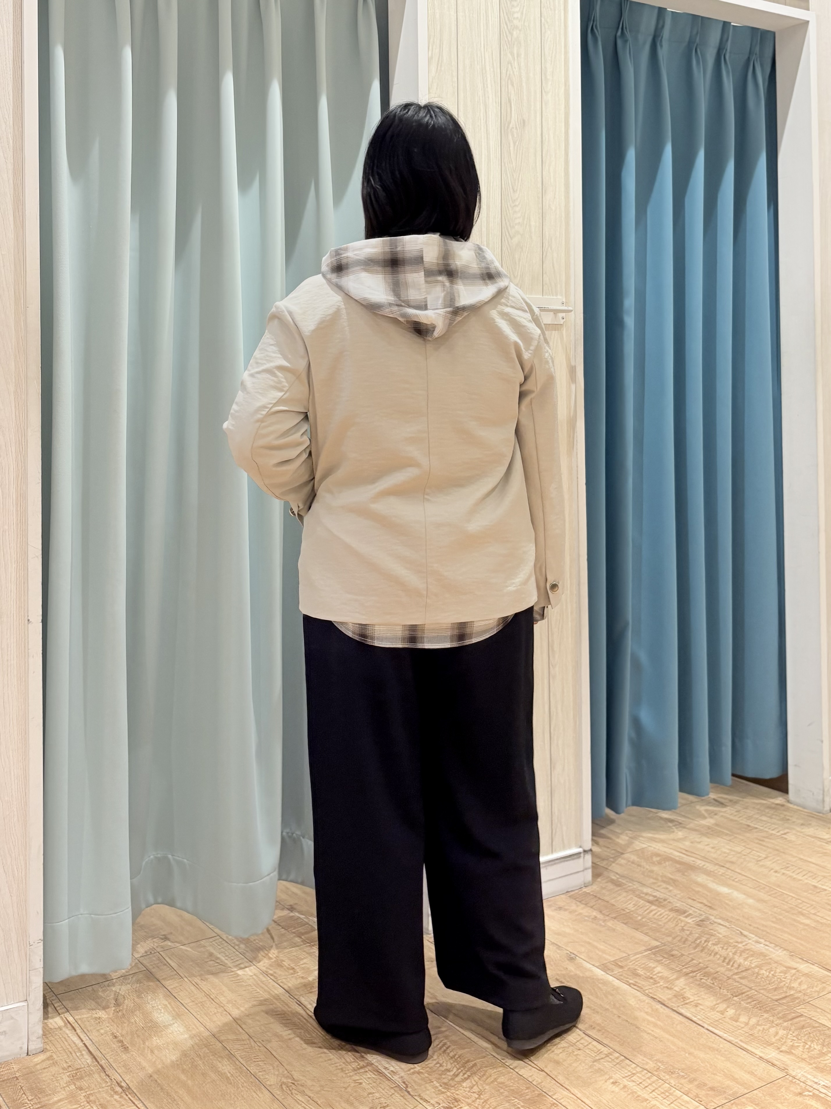 砂糖さんの「SHOO･LA･RUE｜【S-LL/セットアップ可/イージーケア/UV】オンにもオフにも 軽やかシングルジャケット」を使ったコーディネート