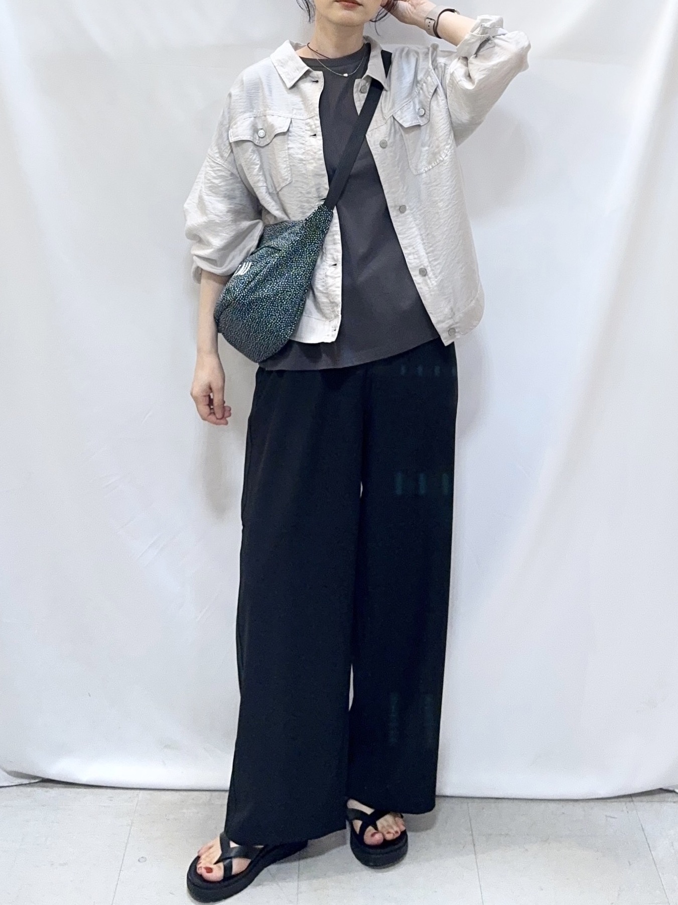 𝐇𝐢𝐫𝐨𝐦𝐢さんの「SHOO･LA･RUE｜【洗濯機可/S-LL】Gジャン風シアーシャツジャケット」を使ったコーディネート