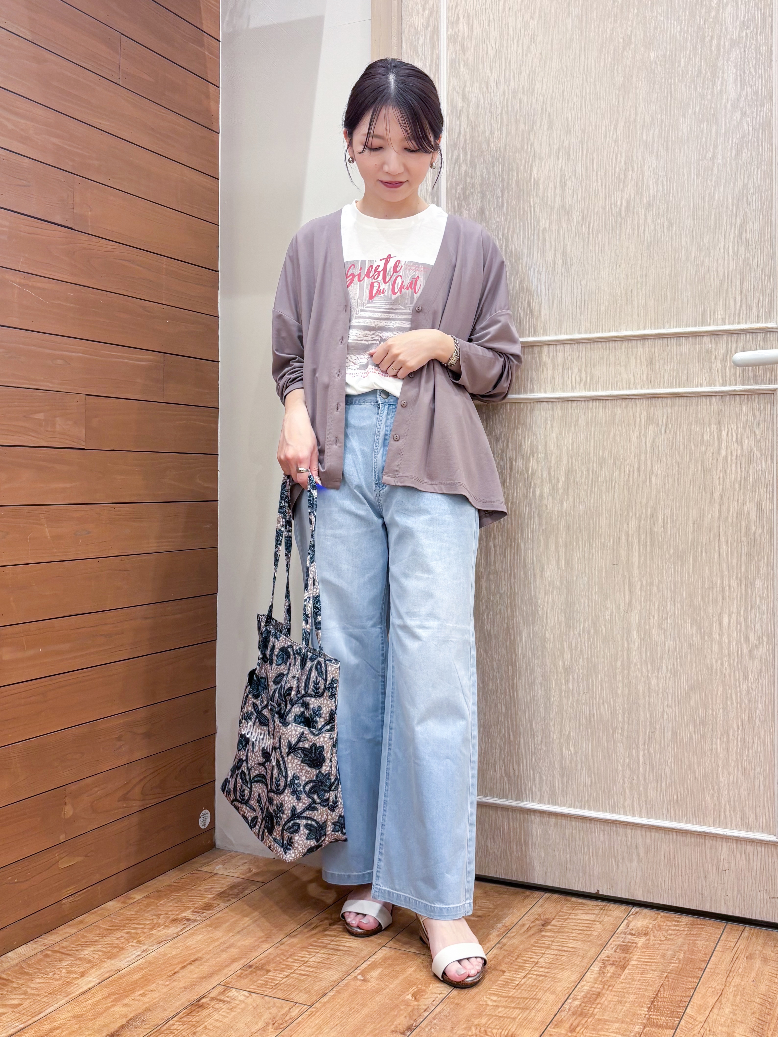 なみさんの「SHOO･LA･RUE｜【S-LL/UV】手の甲まで隠れる 指穴付き とろみVネックカーディガン」を使ったコーディネート