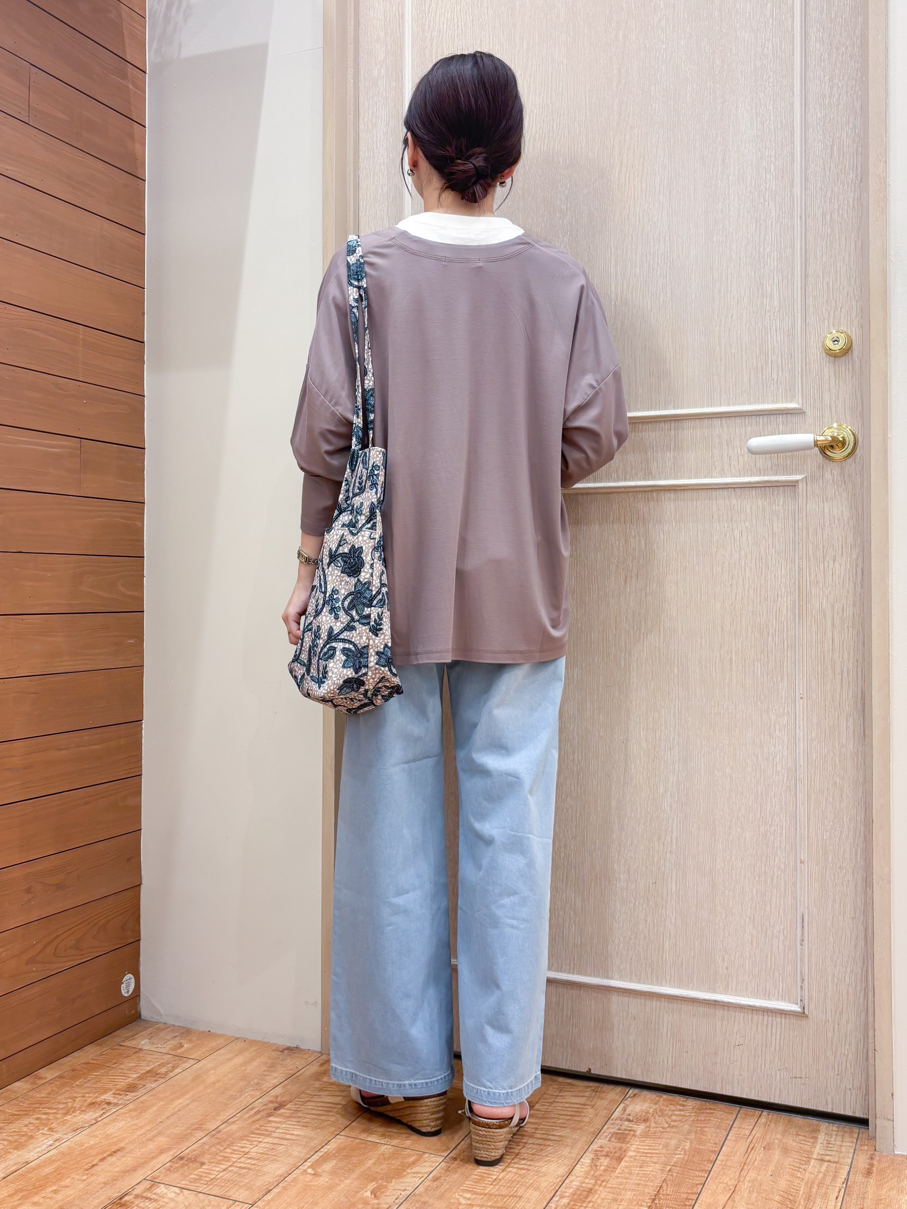 なみさんの「SHOO･LA･RUE｜【S-LL/UV】手の甲まで隠れる 指穴付き とろみVネックカーディガン」を使ったコーディネート
