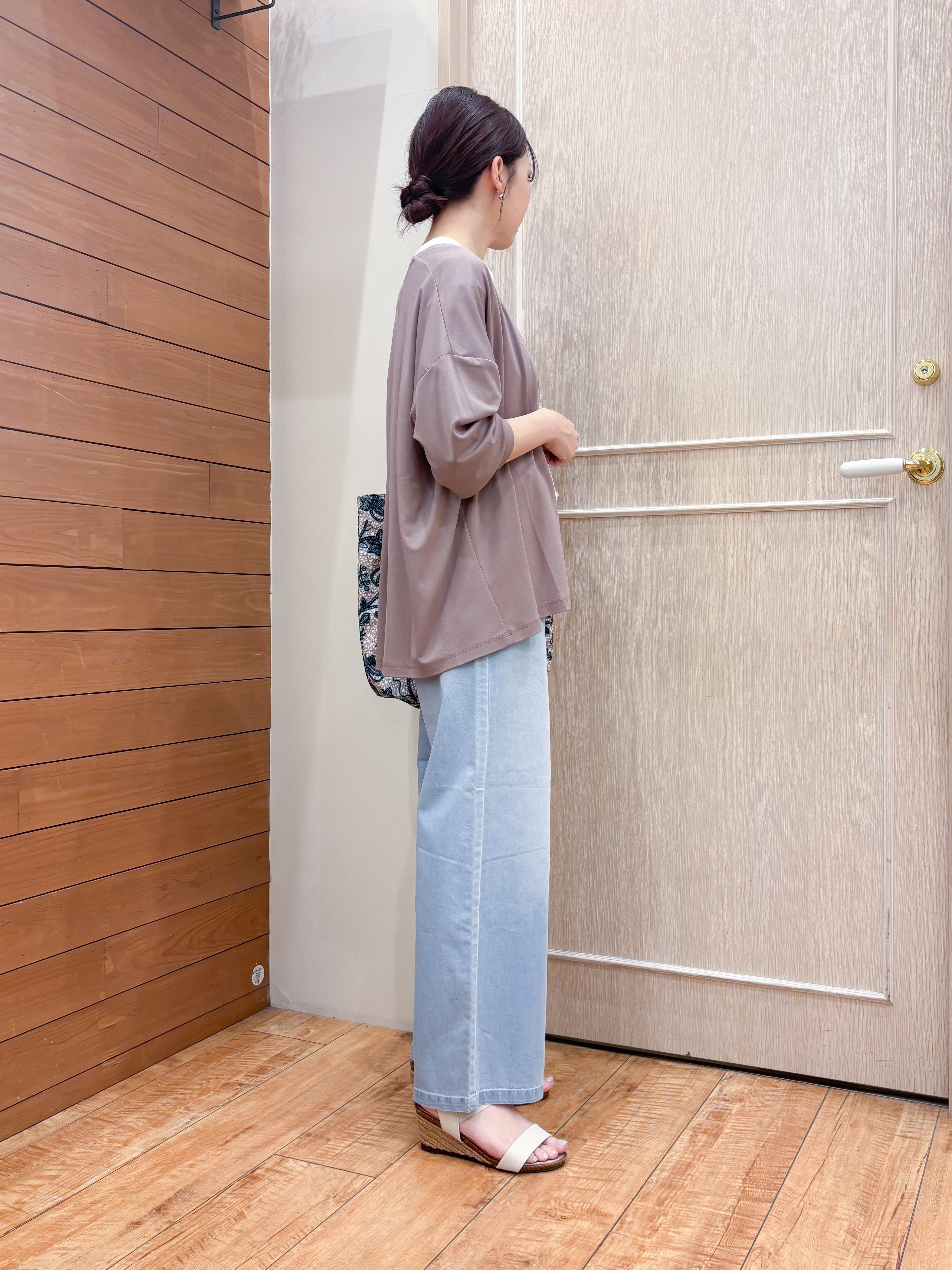 なみさんの「SHOO･LA･RUE｜【S-LL/UV】手の甲まで隠れる 指穴付き とろみVネックカーディガン」を使ったコーディネート