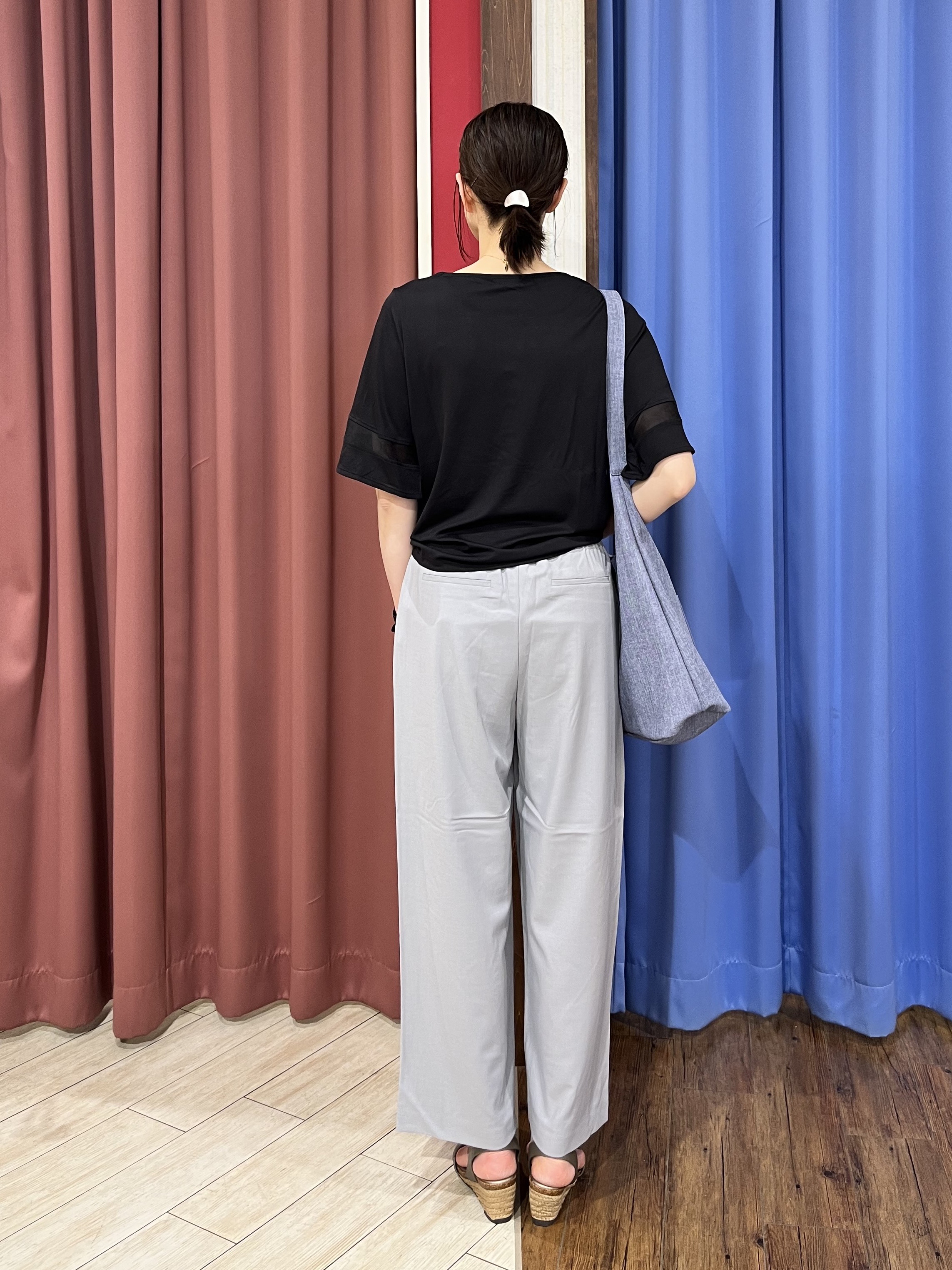 muさんの「SHOO･LA･RUE｜【洗濯機後しわになりにくい/ひんやり/S-LL】お袖のシアーで抜け感プラス 二の腕隠せるフレアスリー」を使ったコーディネート