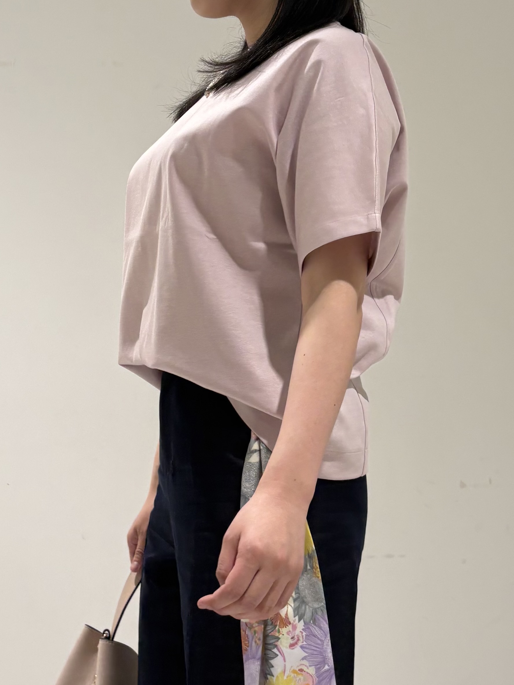 momokoさんの「INDIVI｜【汗ジミ防止／褒められTシャツ】上品カジュアル！ドルマンTシャツ」を使ったコーディネート