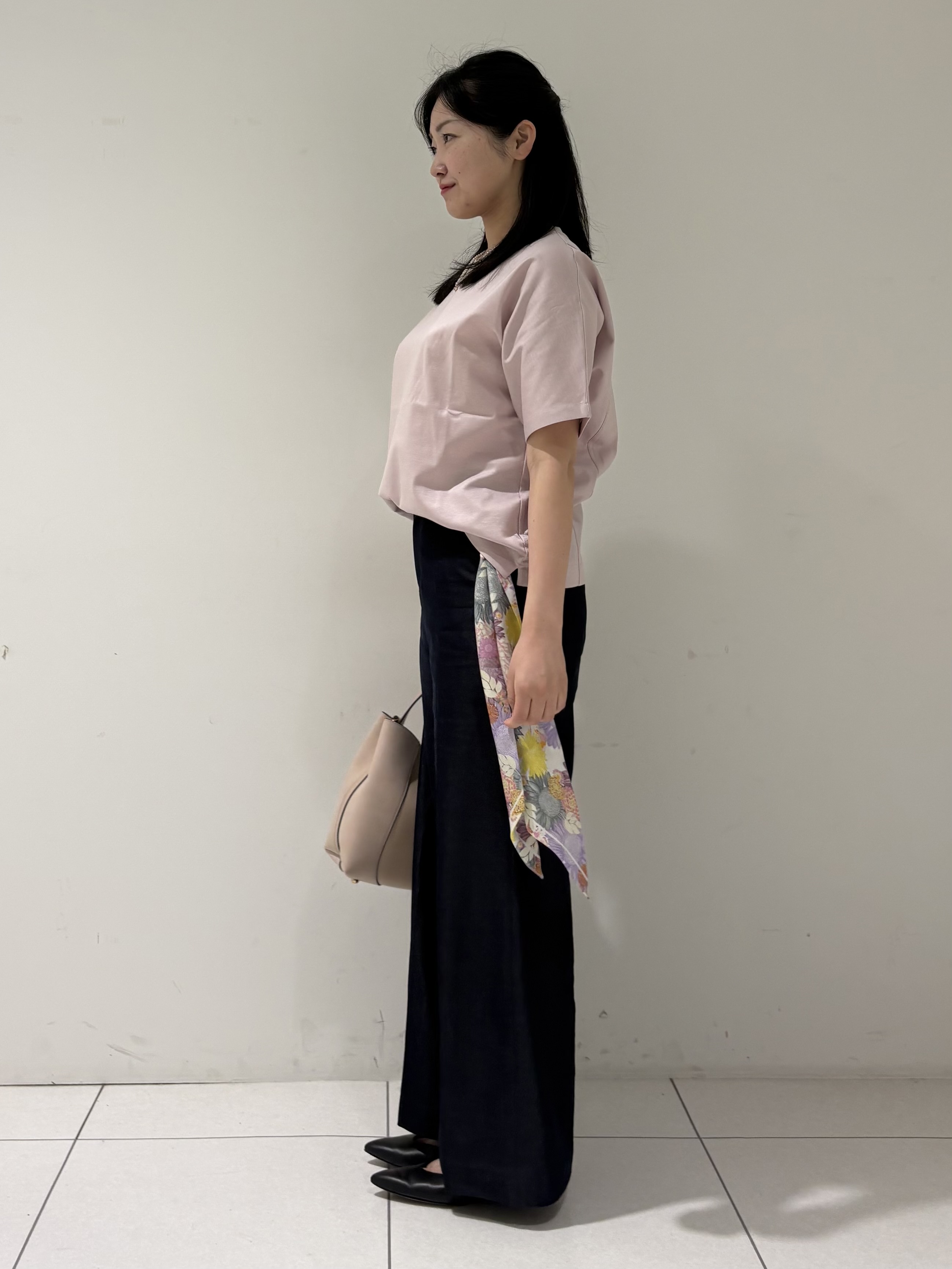 momokoさんの「INDIVI｜【汗ジミ防止／褒められTシャツ】上品カジュアル！ドルマンTシャツ」を使ったコーディネート