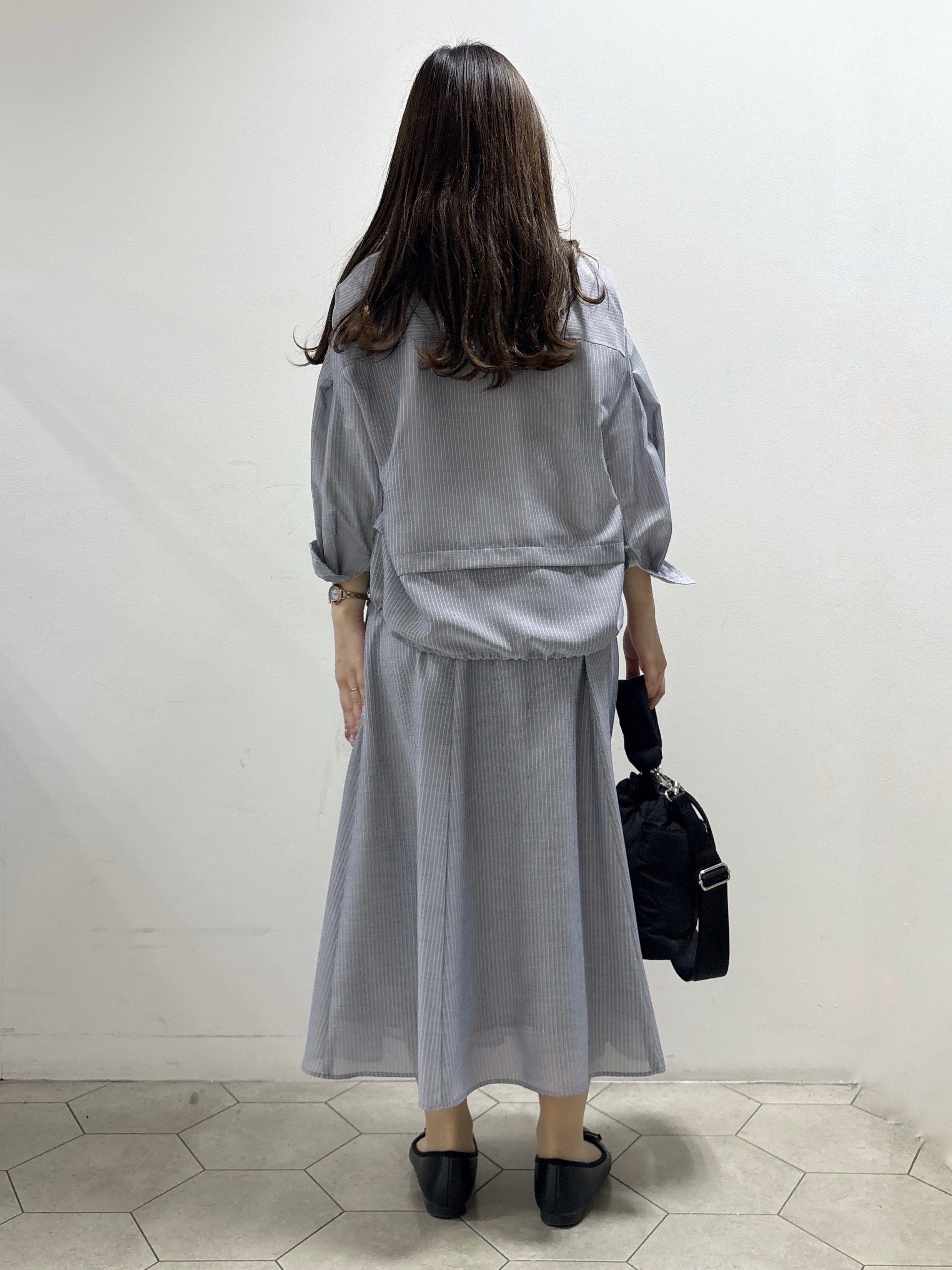 kahoさんの「INDIVI｜【接触冷感／洗える／2WAY】ドロスト付 シアーシャンブレーシャツ」を使ったコーディネート