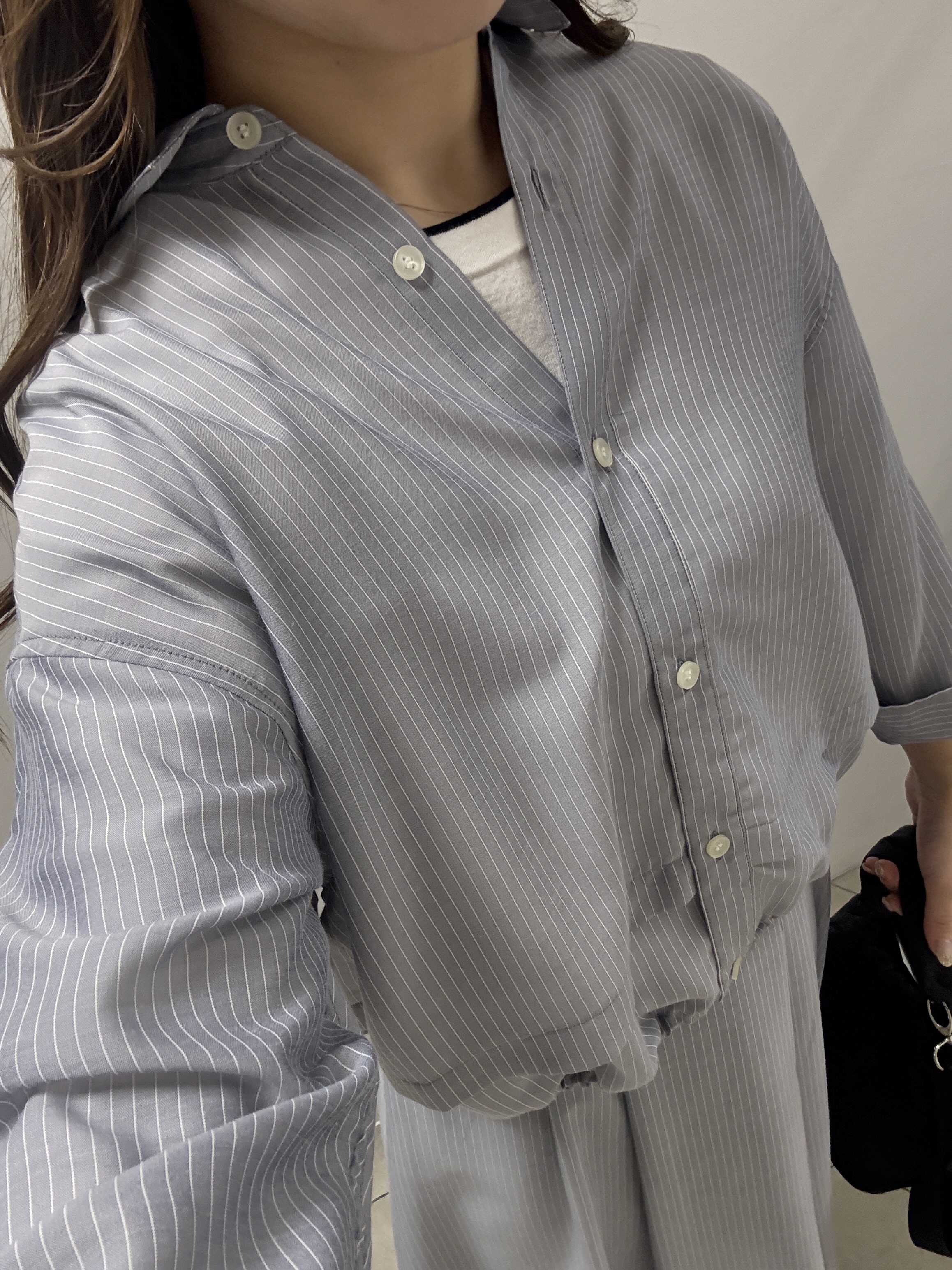 kahoさんの「INDIVI｜【接触冷感／洗える／2WAY】ドロスト付 シアーシャンブレーシャツ」を使ったコーディネート