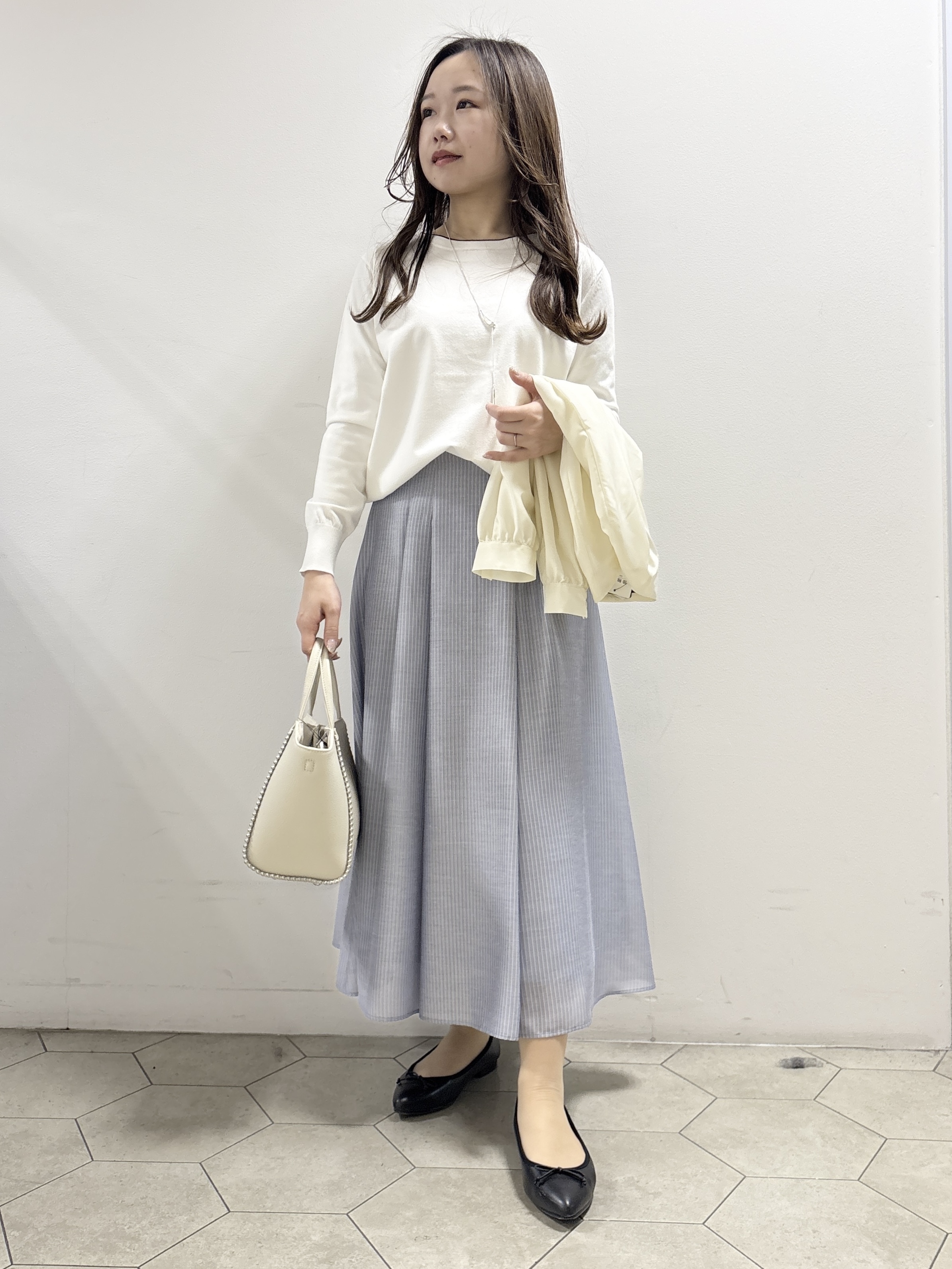 kahoさんの「INDIVI｜【接触冷感／洗える／2WAY】ドロスト付 シアーシャンブレーシャツ」を使ったコーディネート