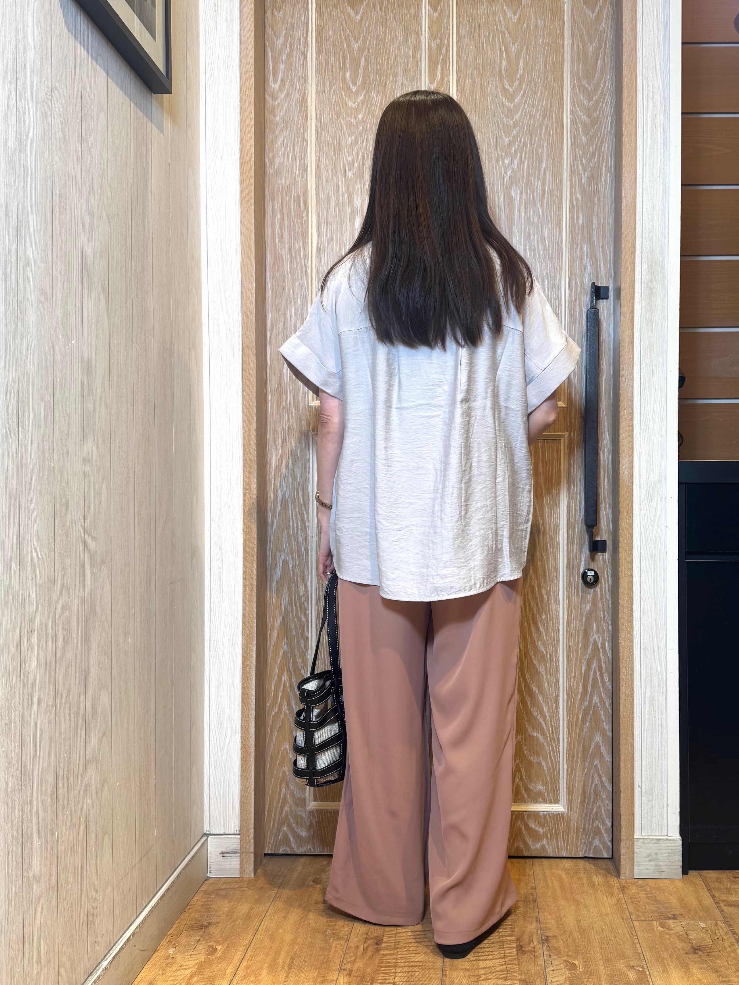 KAORIさんの「SHOO･LA･RUE｜【ひんやり/S-LL/洗濯機可】インせず着られる 裾タック スキッパーシャツ」を使ったコーディネート