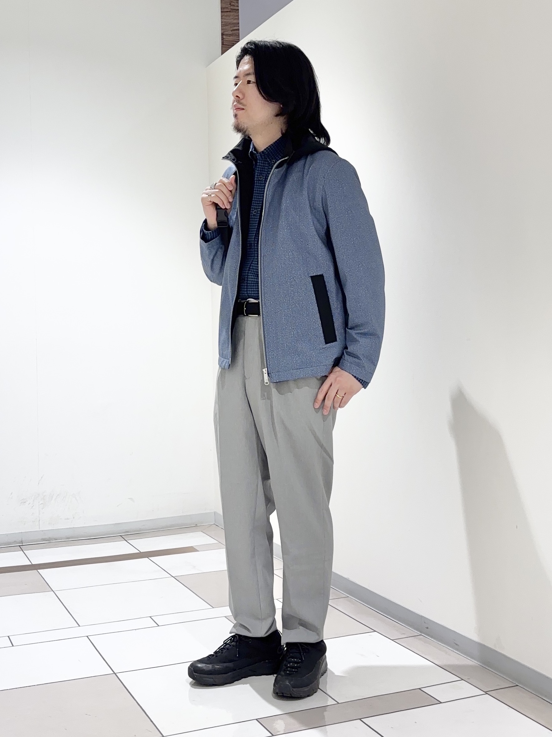 及川さんの「TAKEO KIKUCHI｜2WAYアクティブ ライト ブルゾン」を使ったコーディネート