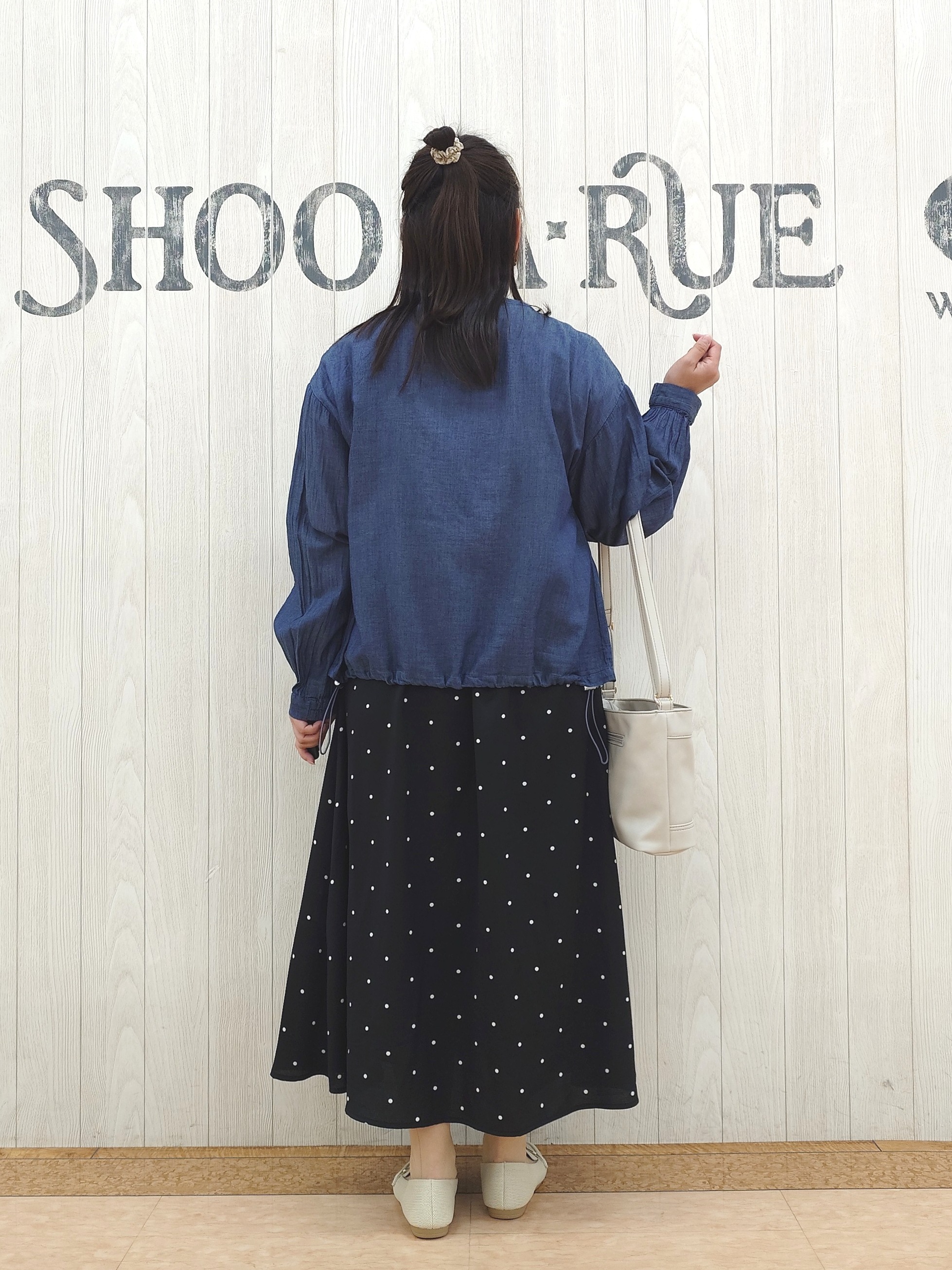 とろろさんの「SHOO･LA･RUE｜【綿100%/UV/S-LL】優しく透ける 柔らかシアーデニムブルゾン」を使ったコーディネート