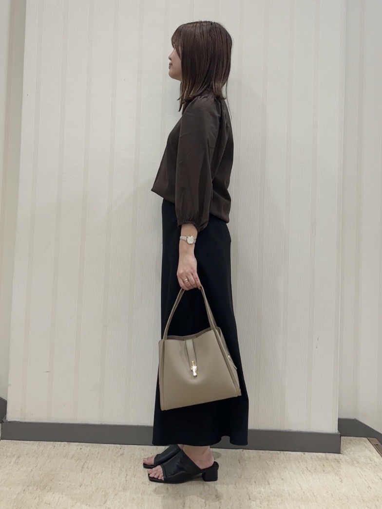 ちひさんの「INDIVI｜【洗える／UVケア／すっきり見え】ナローフレアスカート」を使ったコーディネート