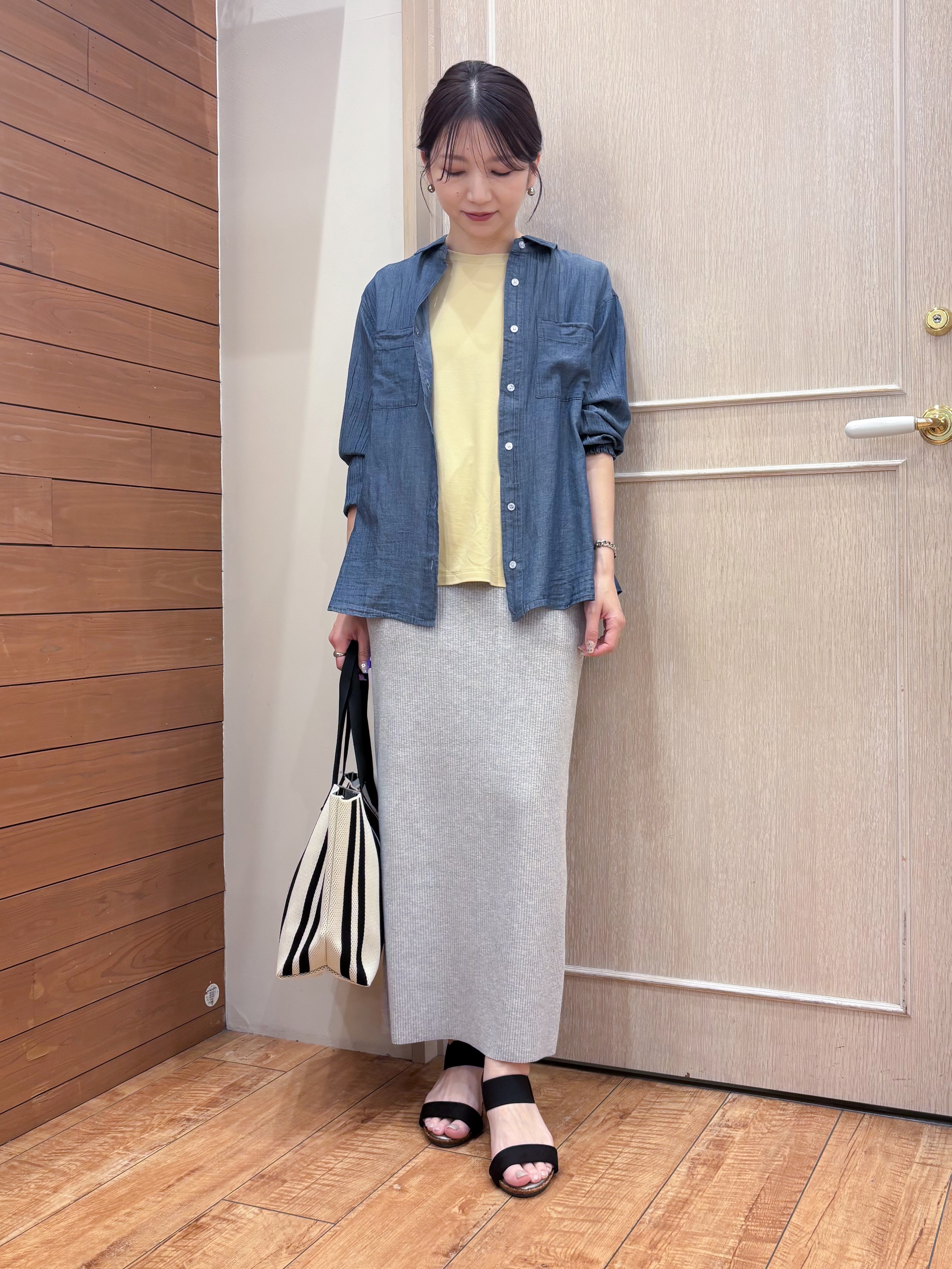 なみさんの「SHOO･LA･RUE｜【綿100%/UV/S-LL/体型カバー】優しく透ける 柔らかシアーデニムシャツ」を使ったコーディネート
