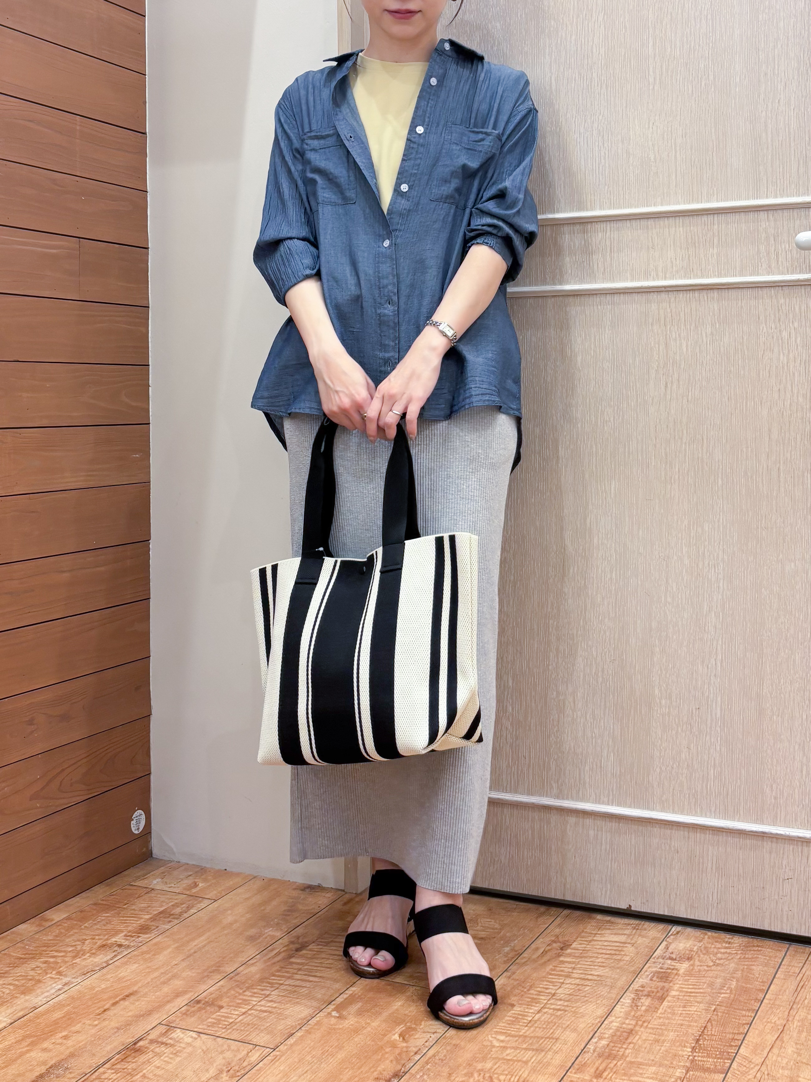 なみさんの「SHOO･LA･RUE｜【綿100%/UV/S-LL/体型カバー】優しく透ける 柔らかシアーデニムシャツ」を使ったコーディネート