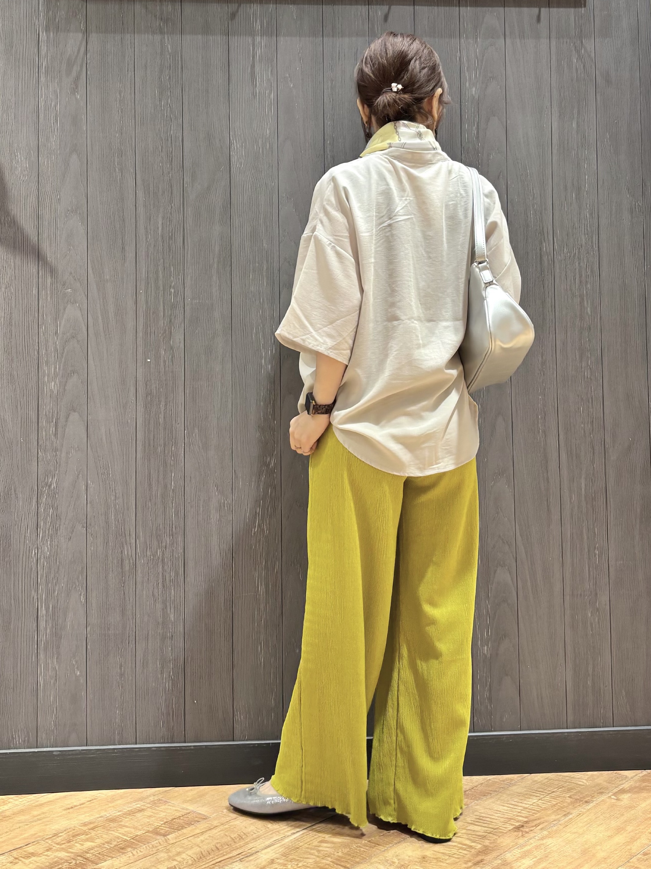 meiさんの「SHOO･LA･RUE｜【洗濯機可/S-LL】大人の抜け感 ゆるっと5分袖シャツ」を使ったコーディネート