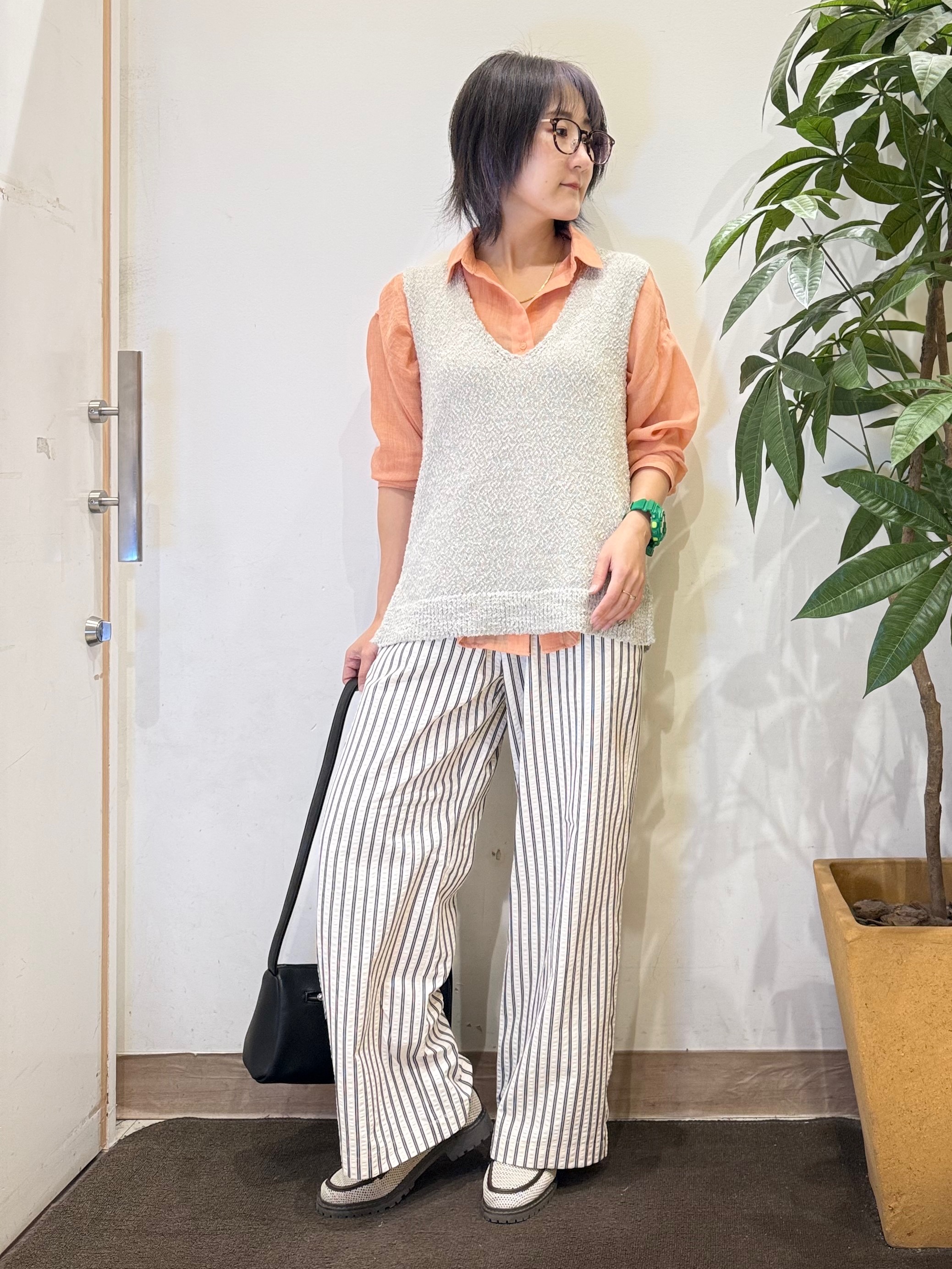 misakiさんの「SHOO･LA･RUE｜【2点セット/S-LL】ニットベスト＆ロゴTシャツSET」を使ったコーディネート