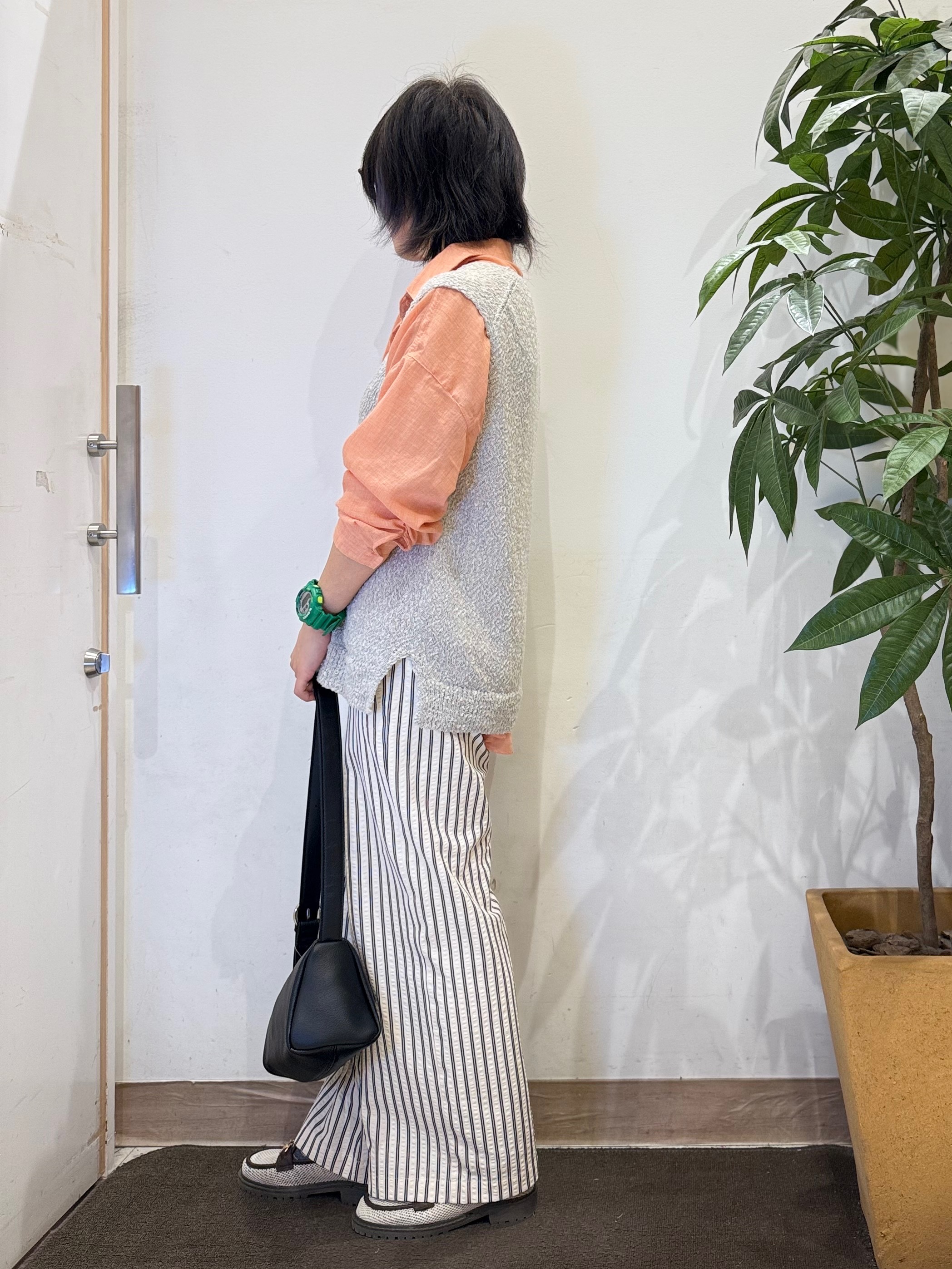 misakiさんの「SHOO･LA･RUE｜【2点セット/S-LL】ニットベスト＆ロゴTシャツSET」を使ったコーディネート