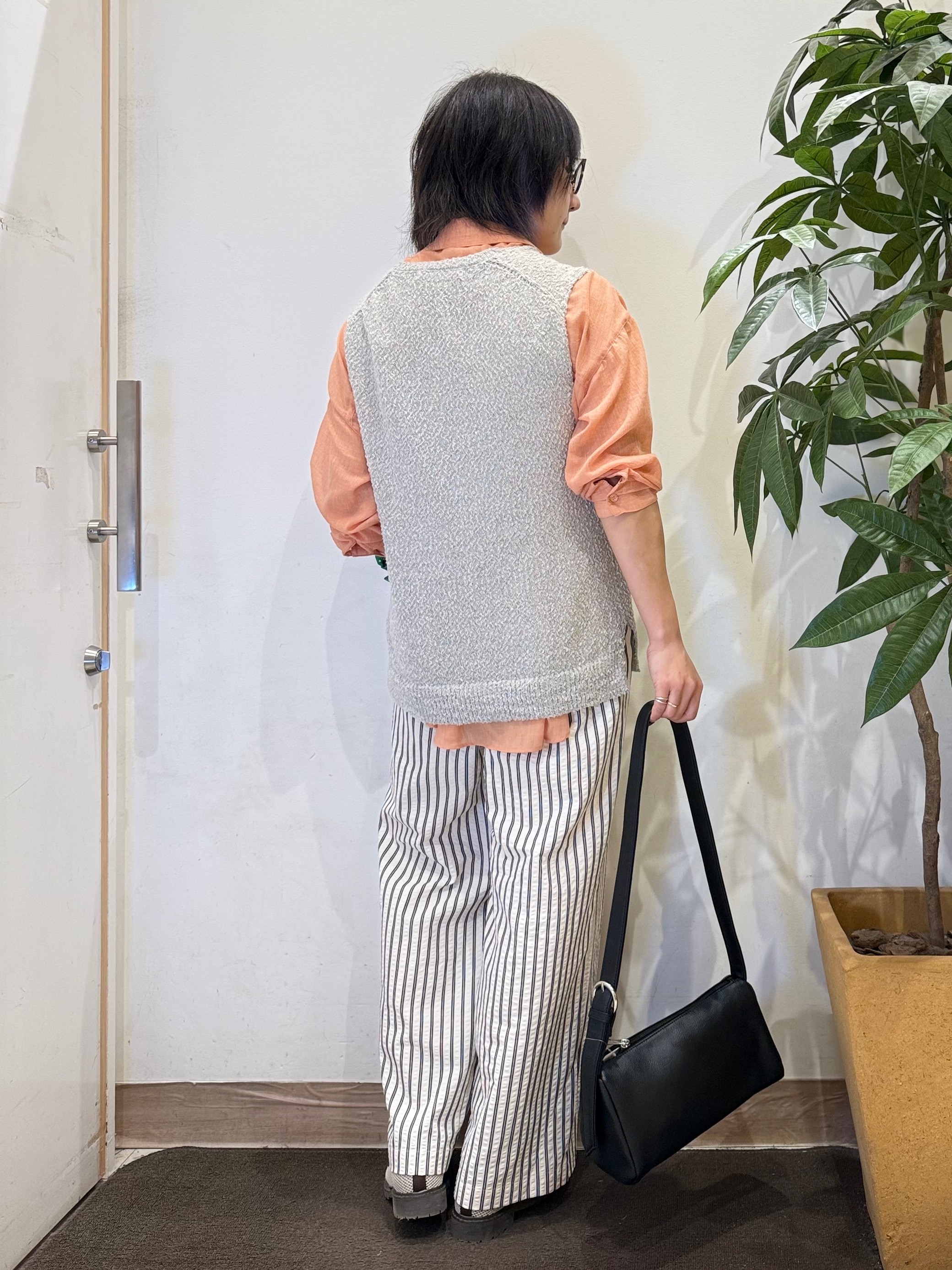 misakiさんの「SHOO･LA･RUE｜【2点セット/S-LL】ニットベスト＆ロゴTシャツSET」を使ったコーディネート