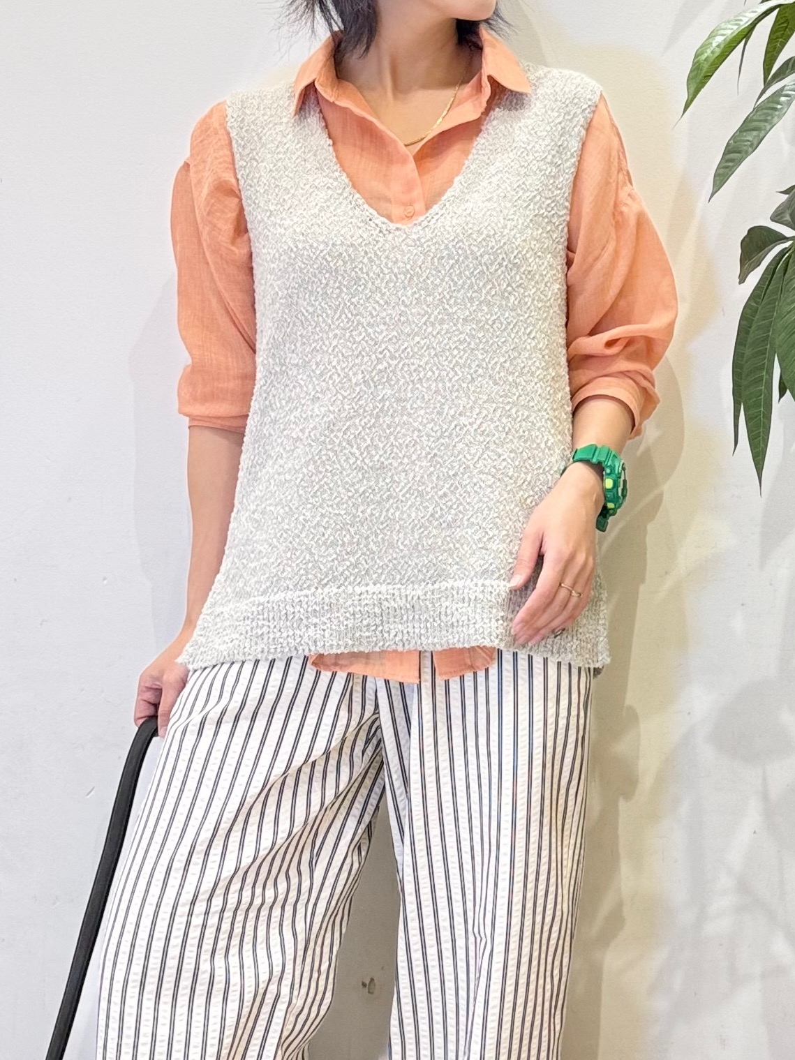 misakiさんの「SHOO･LA･RUE｜【2点セット/S-LL】ニットベスト＆ロゴTシャツSET」を使ったコーディネート