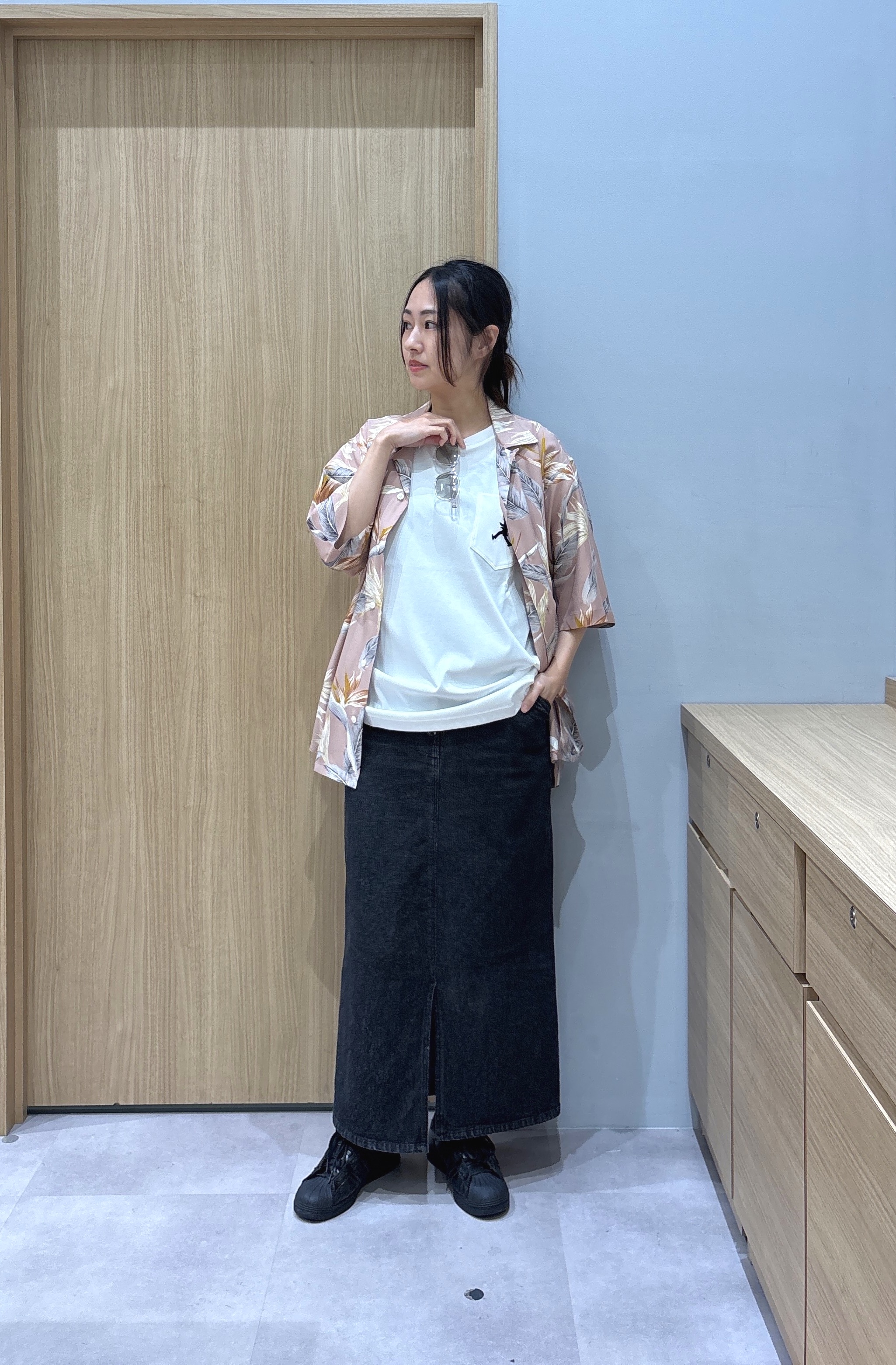 よぴさんの「TAKEO KIKUCHI｜【BOWLER HAT LABEL】トロピカルフローラル レーヨンシャツ」を使ったコーディネート