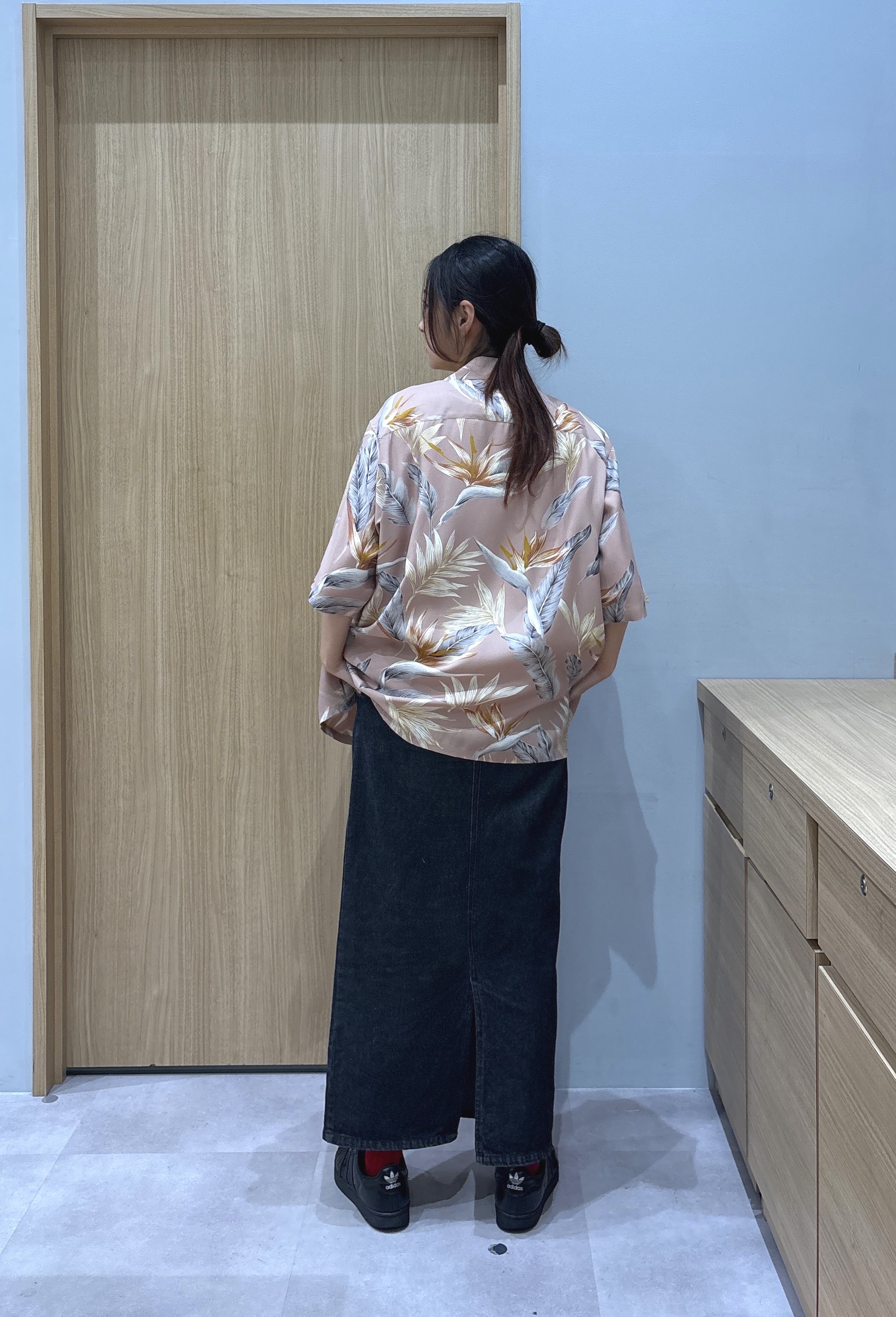 よぴさんの「TAKEO KIKUCHI｜【BOWLER HAT LABEL】トロピカルフローラル レーヨンシャツ」を使ったコーディネート
