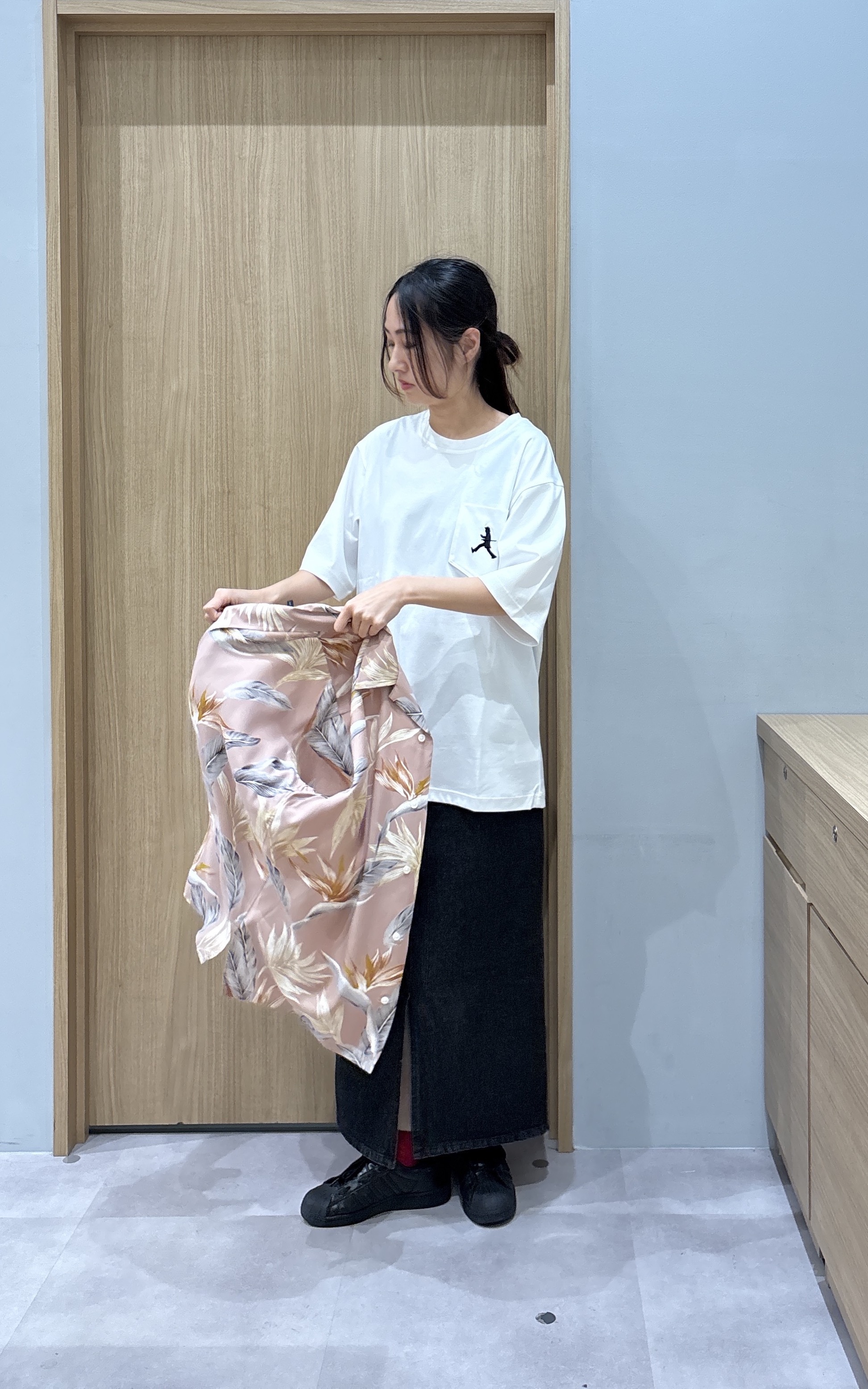 よぴさんの「TAKEO KIKUCHI｜【BOWLER HAT LABEL】トロピカルフローラル レーヨンシャツ」を使ったコーディネート