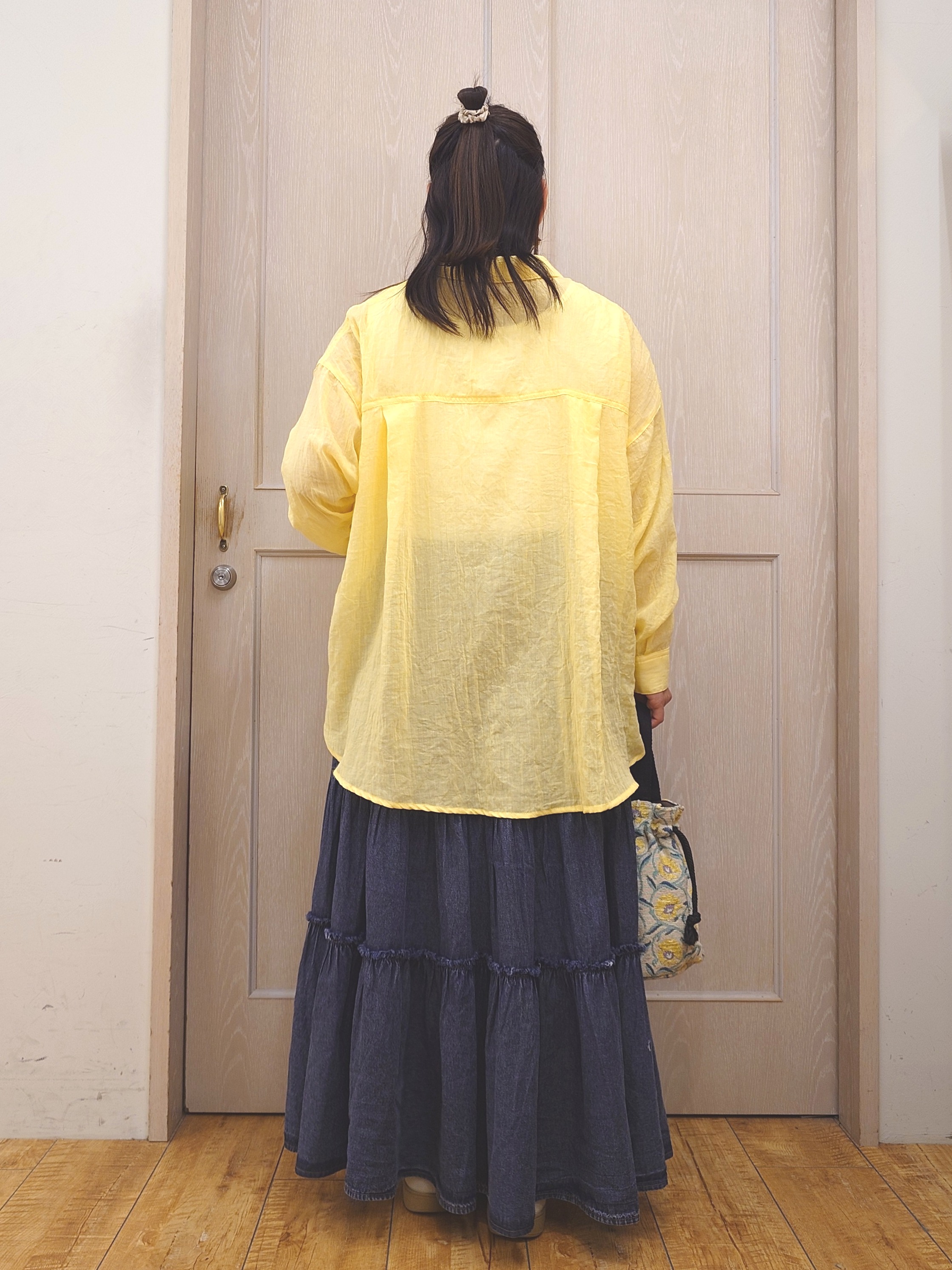 とろろさんの「SHOO･LA･RUE｜【体型カバー】ふんわり質感 やわらかこなれシアーシャツ」を使ったコーディネート
