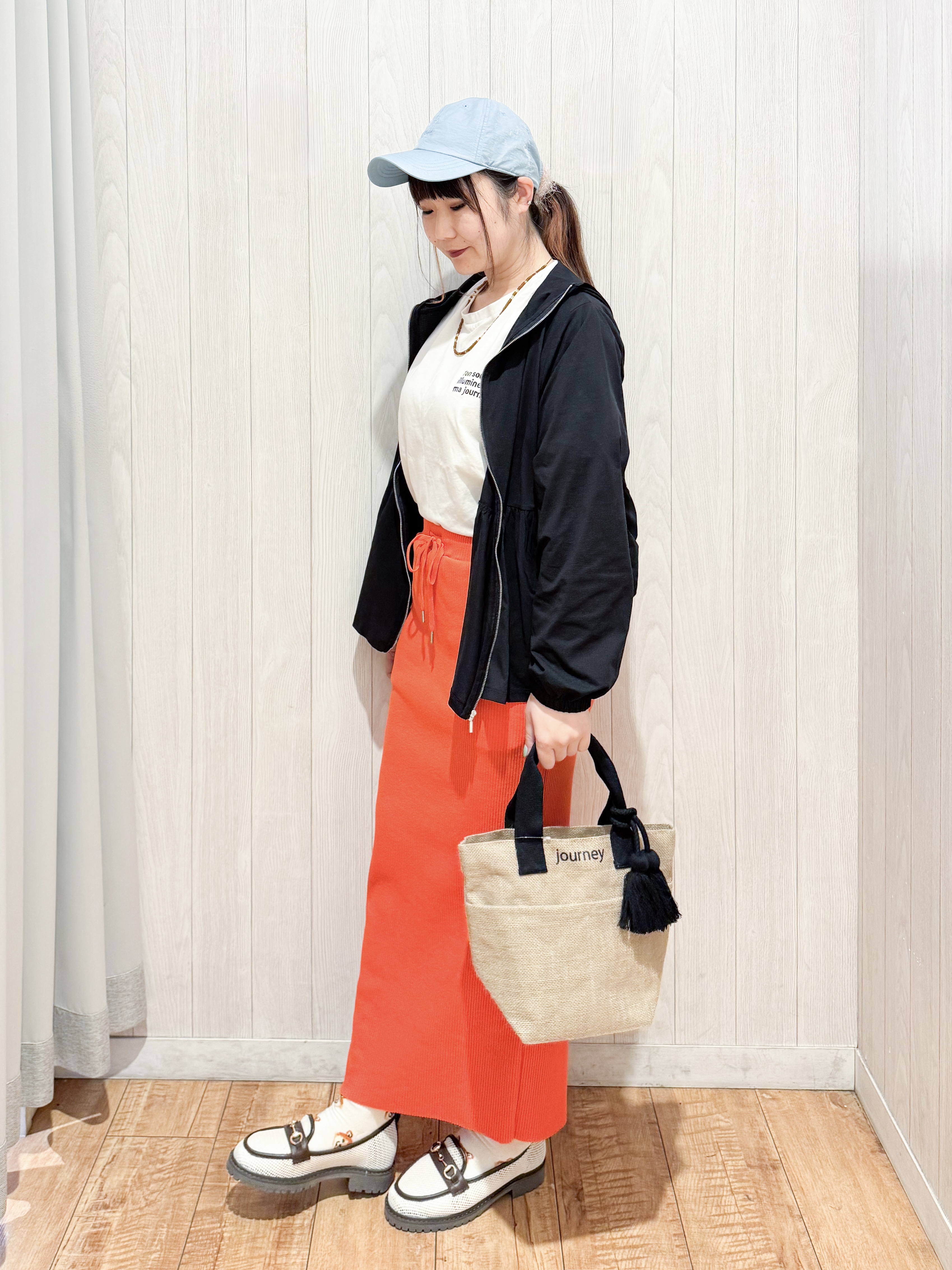 愛さんの「SHOO･LA･RUE｜【ひんやり/S-LL/体型カバー】ペプラムフリルとゴールドパーツが女性らしい UVパーカ」を使ったコーディネート