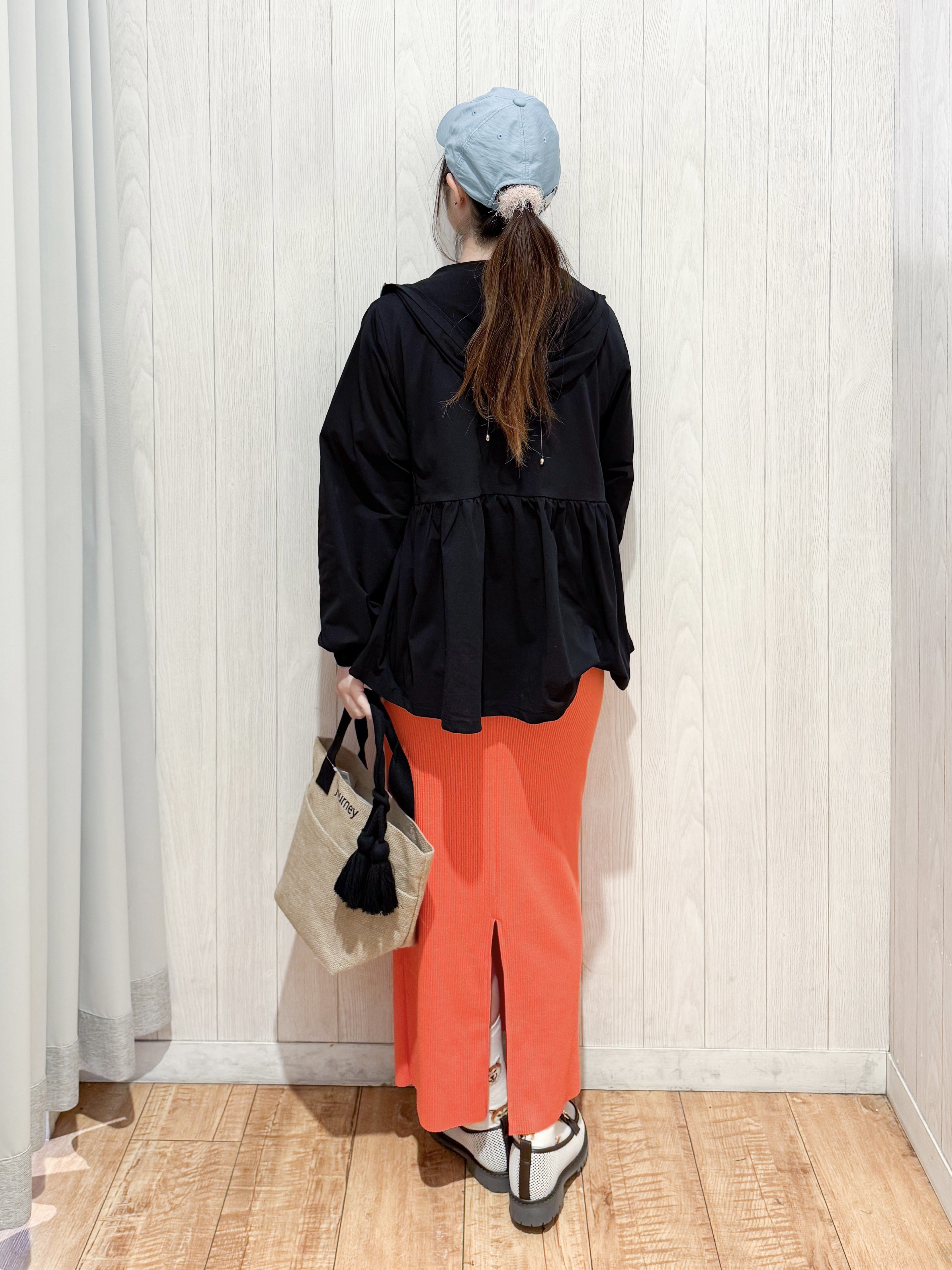 愛さんの「SHOO･LA･RUE｜【ひんやり/S-LL/体型カバー】ペプラムフリルとゴールドパーツが女性らしい UVパーカ」を使ったコーディネート