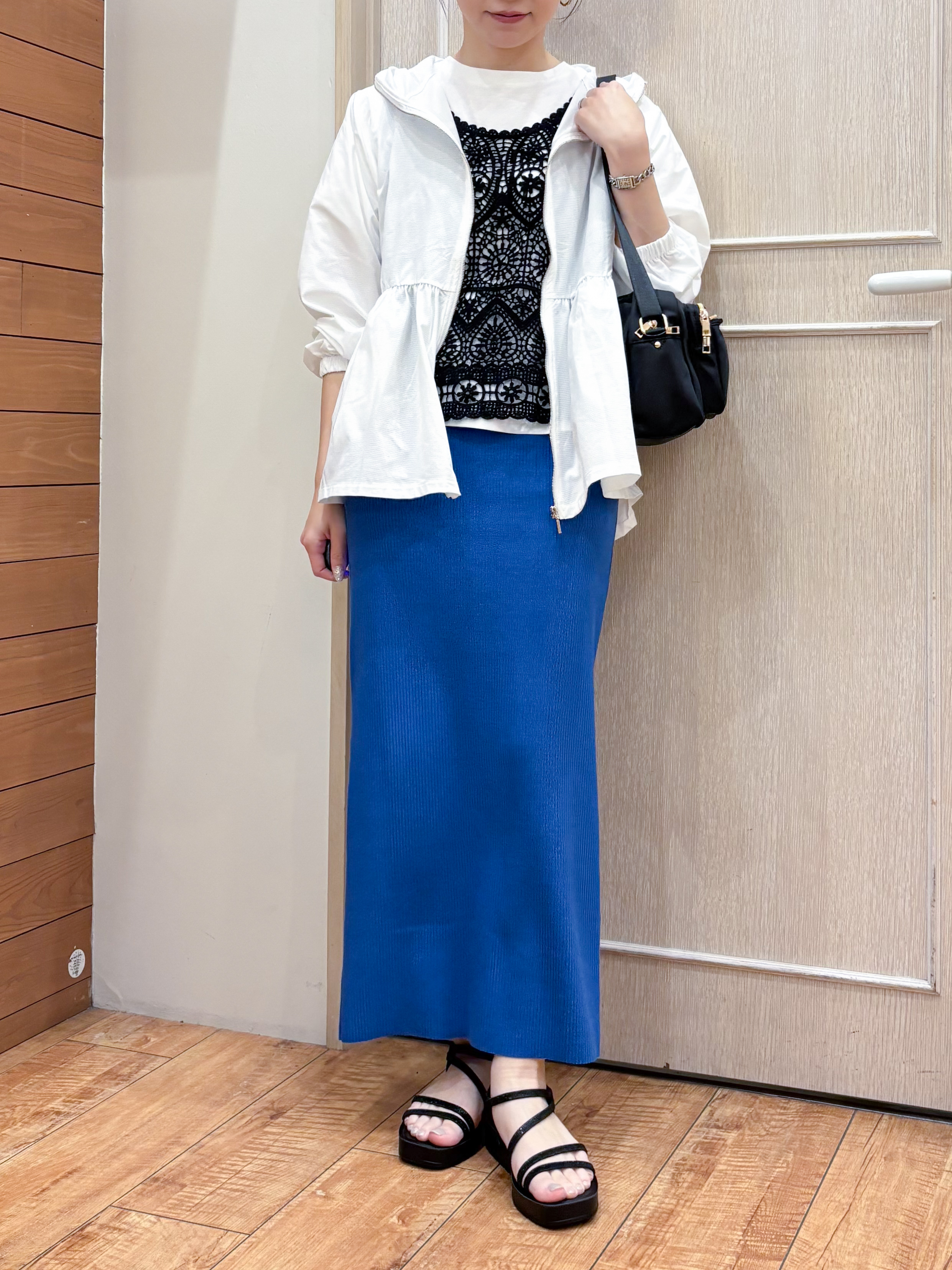 なみさんの「SHOO･LA･RUE｜【ひんやり/S-LL/体型カバー】ペプラムフリルとゴールドパーツが女性らしい UVパーカ」を使ったコーディネート